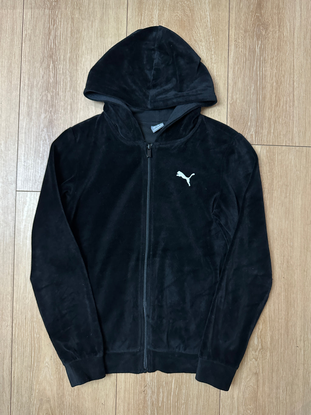 Eine schwarze zip Jacke von Puma in velour in M/L 