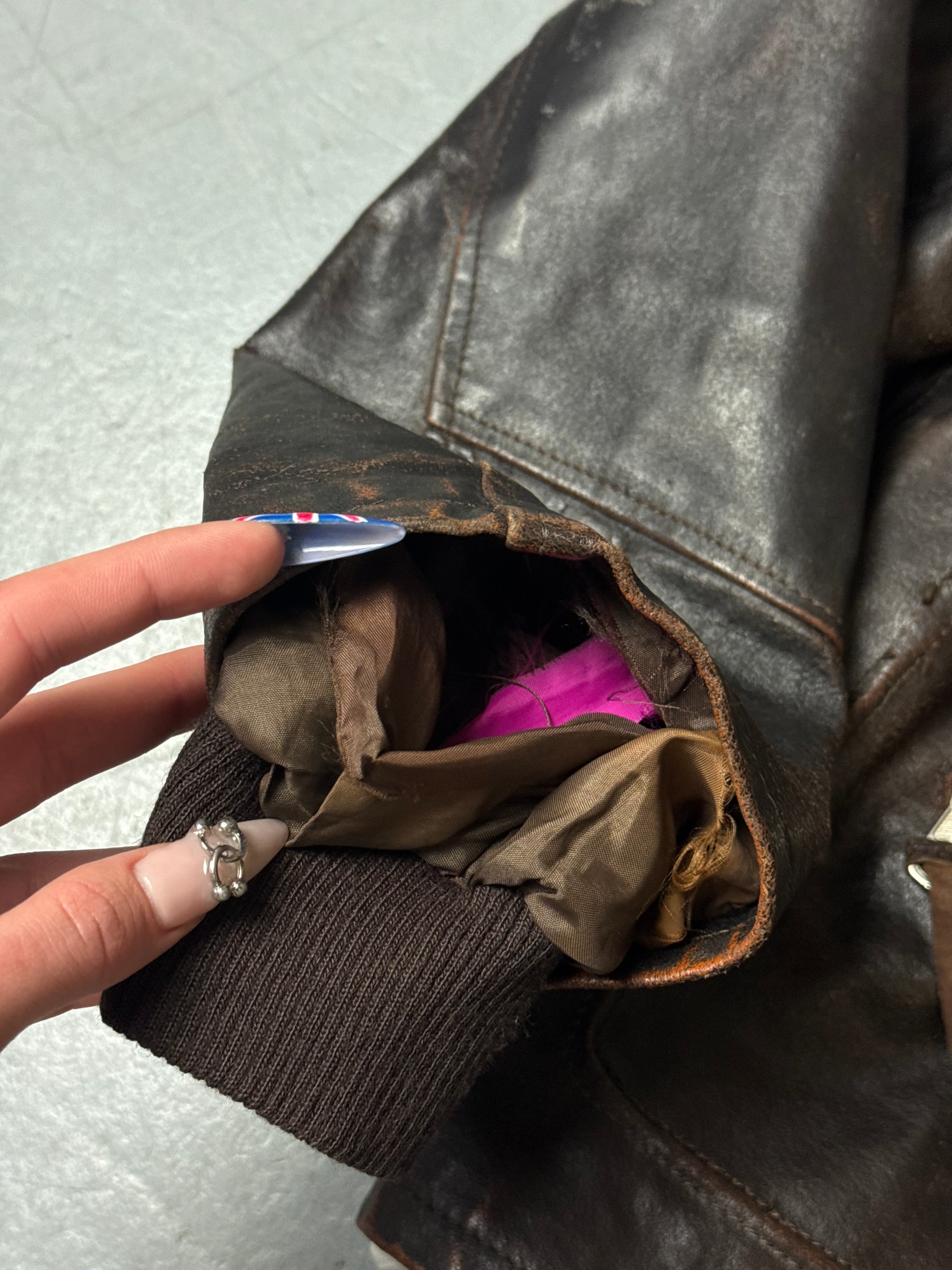 Detailbild von einer Vintage Tuareg Company Brown Leather Jacket von Riss in Ärmel