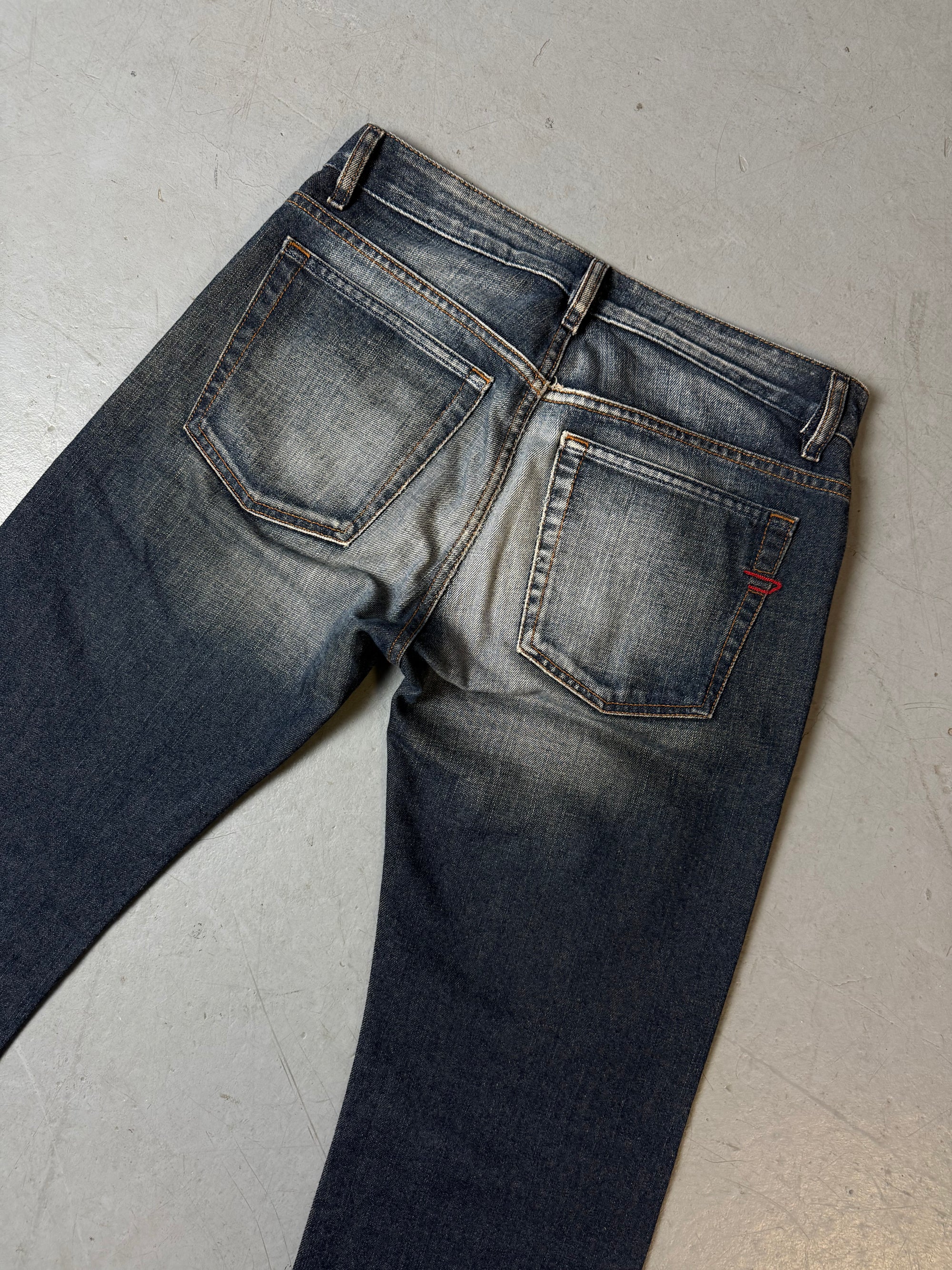 Detailbild von Vintage Diesel Grey Blue Washed Bootcut Jeans von hinteren Hosentaschen 