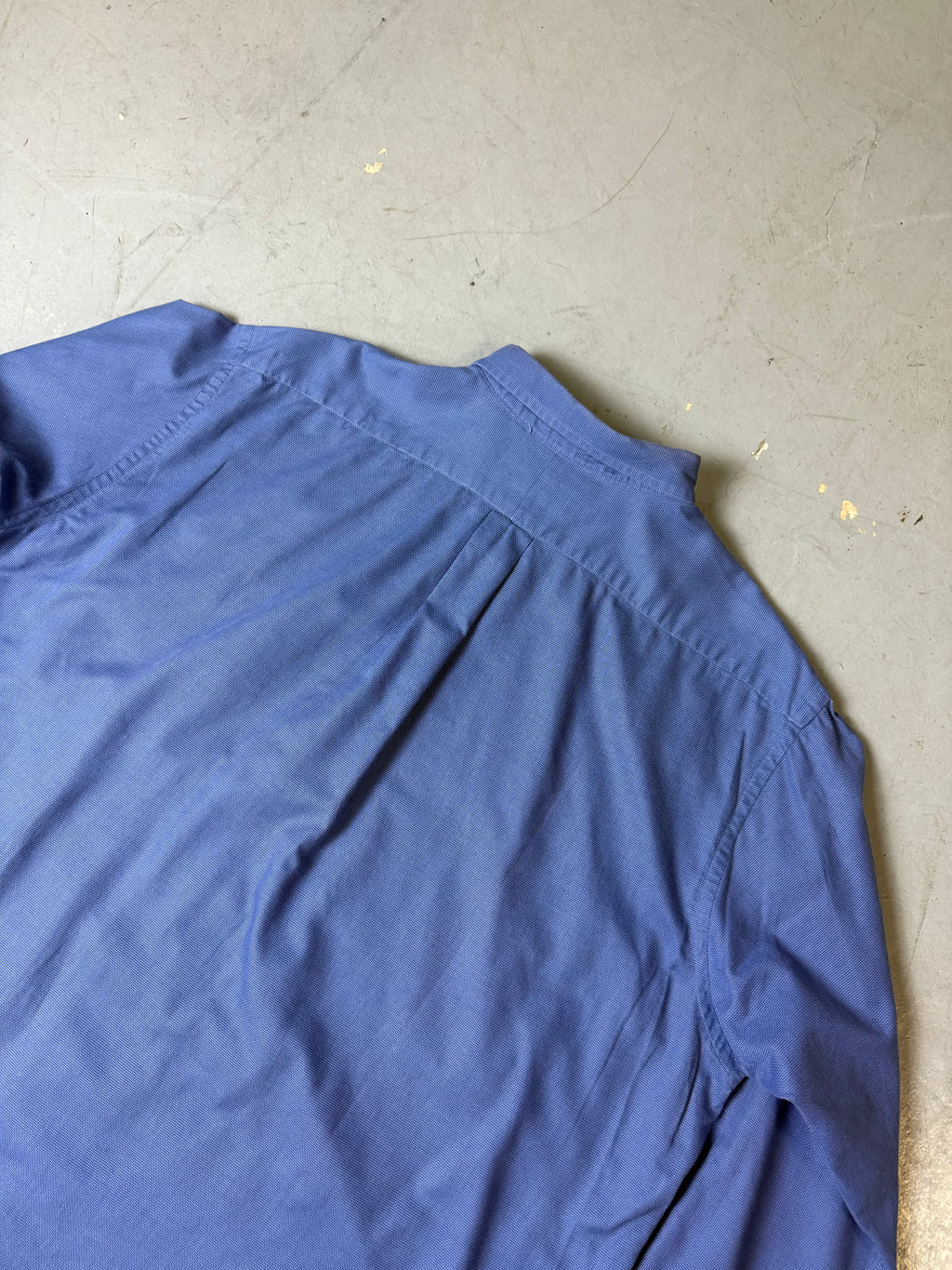 Detailliertes Produktbild von Blauem Burberry Hemd auf graue Grund 