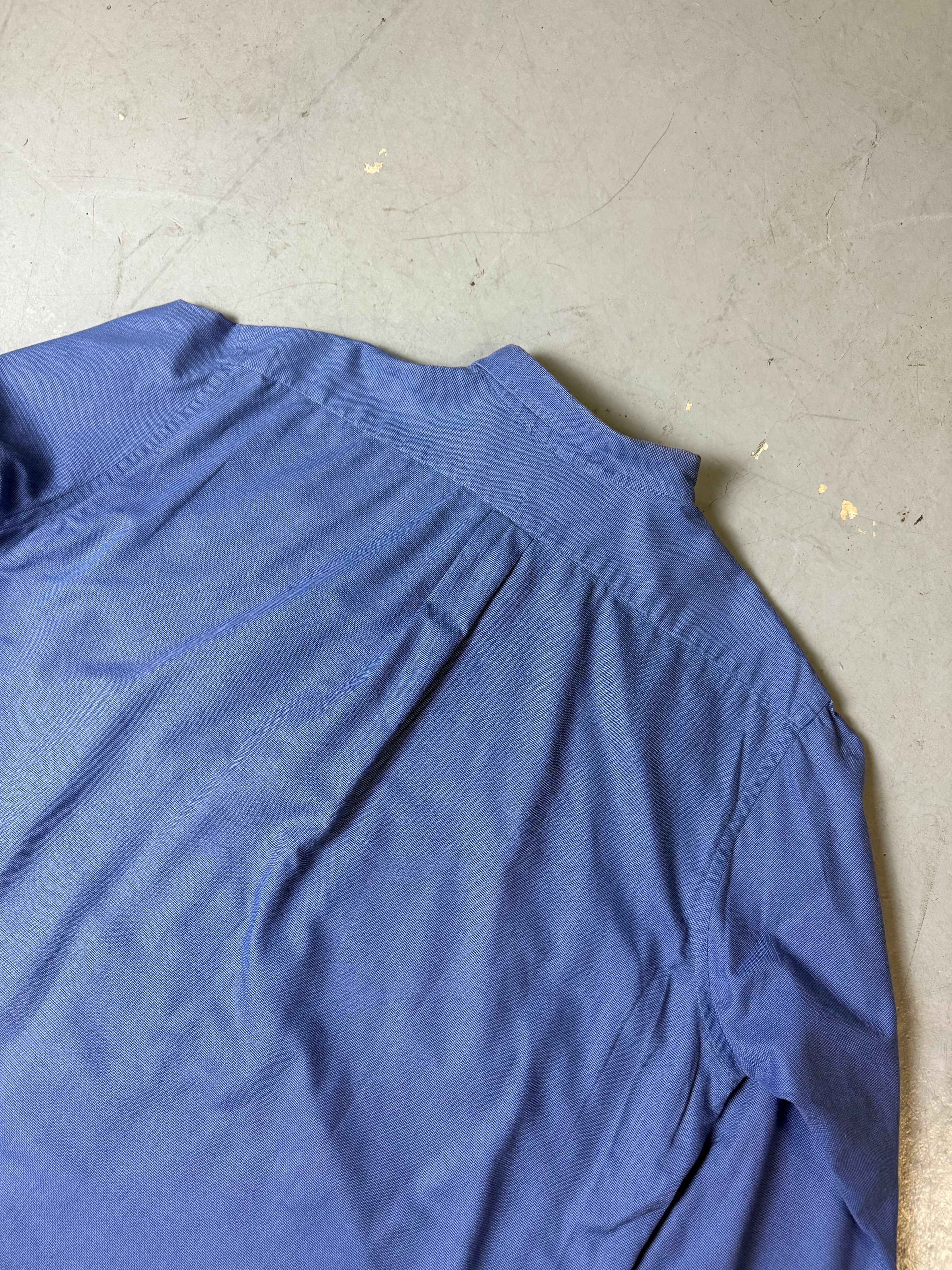 Detailliertes Produktbild von Blauem Burberry Hemd auf graue Grund 