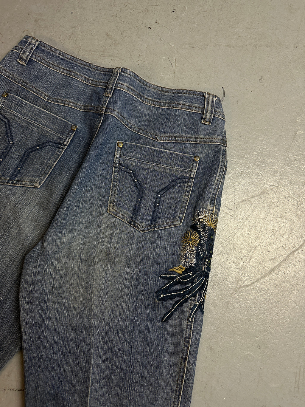 Detailbild von Vintage Flower Stitched Denim S/M vo hinten 