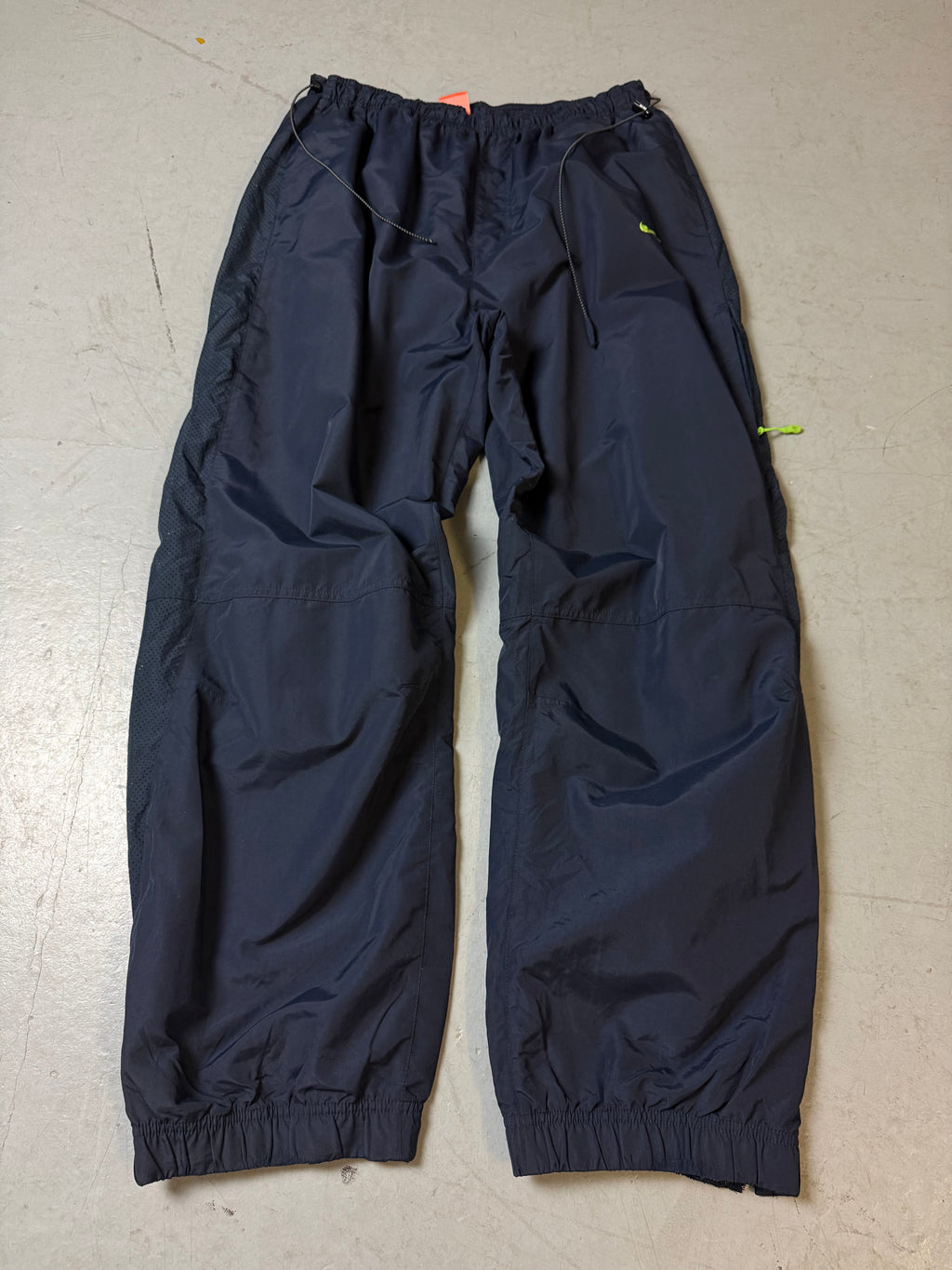 Eine dunkelblaue Nike Trackpants Sporthose Jogginghose y2k 