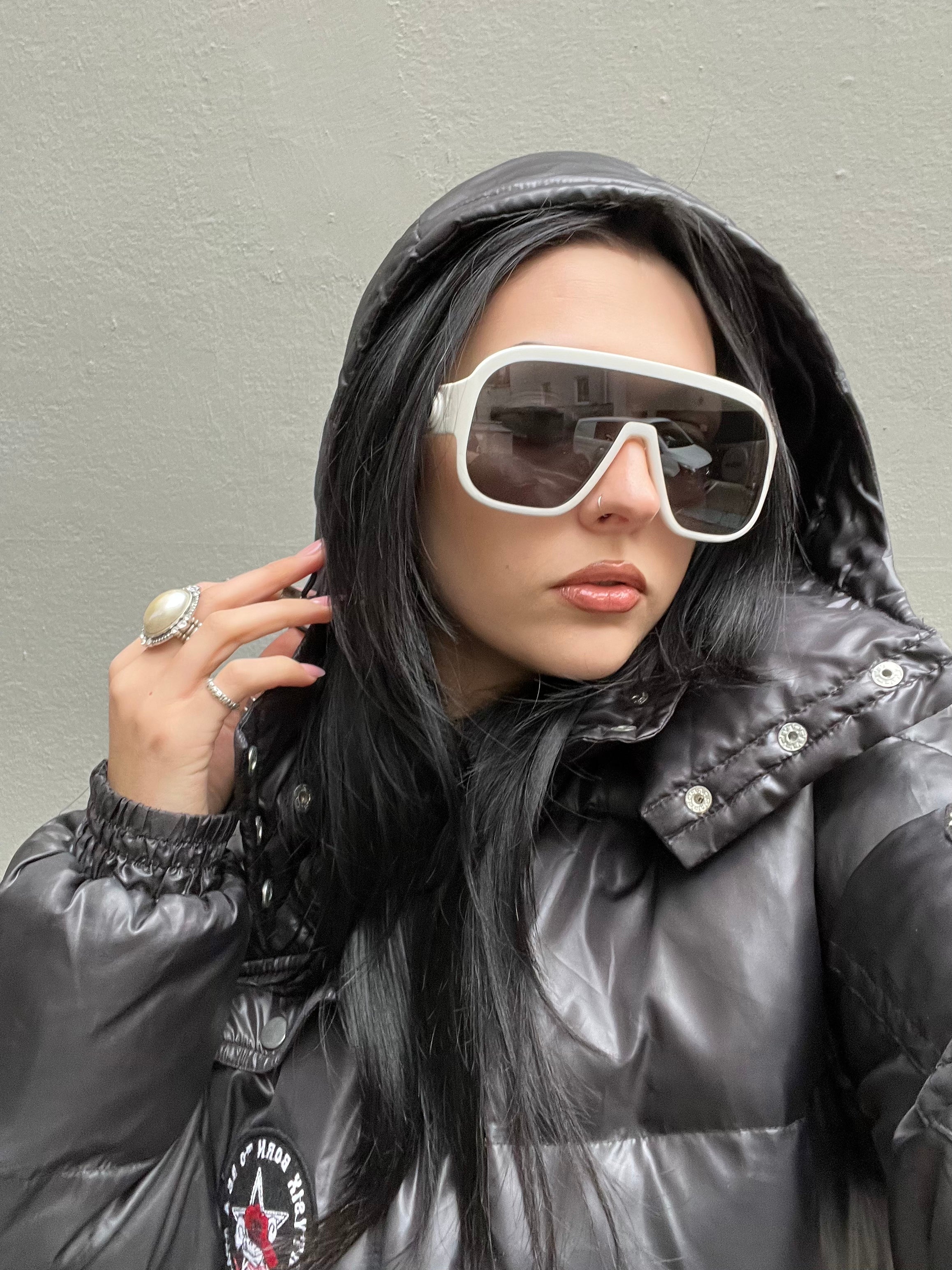 Tragebild der Christian Dior Sonnenbrille in vorne an einem weiblichem Model.