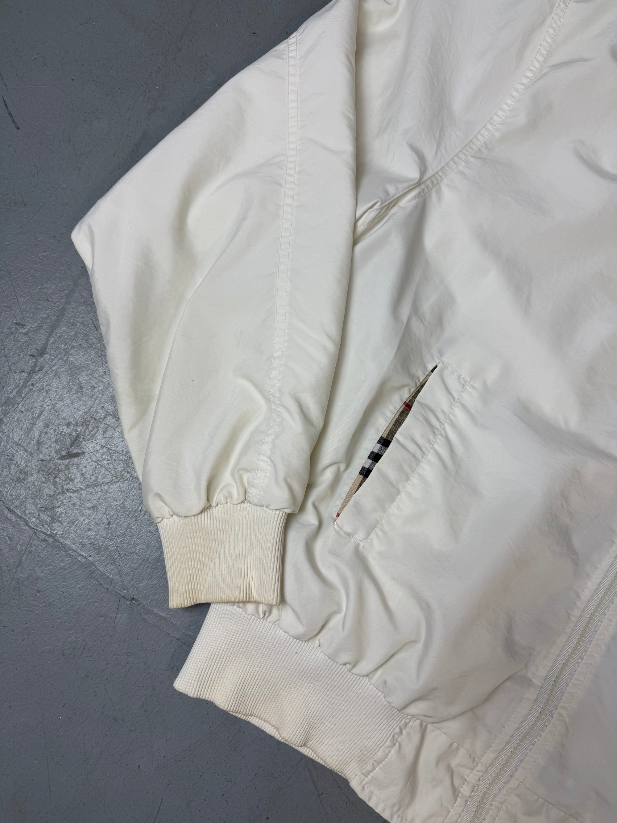 Eine weiße Burberry Regenjacke in L