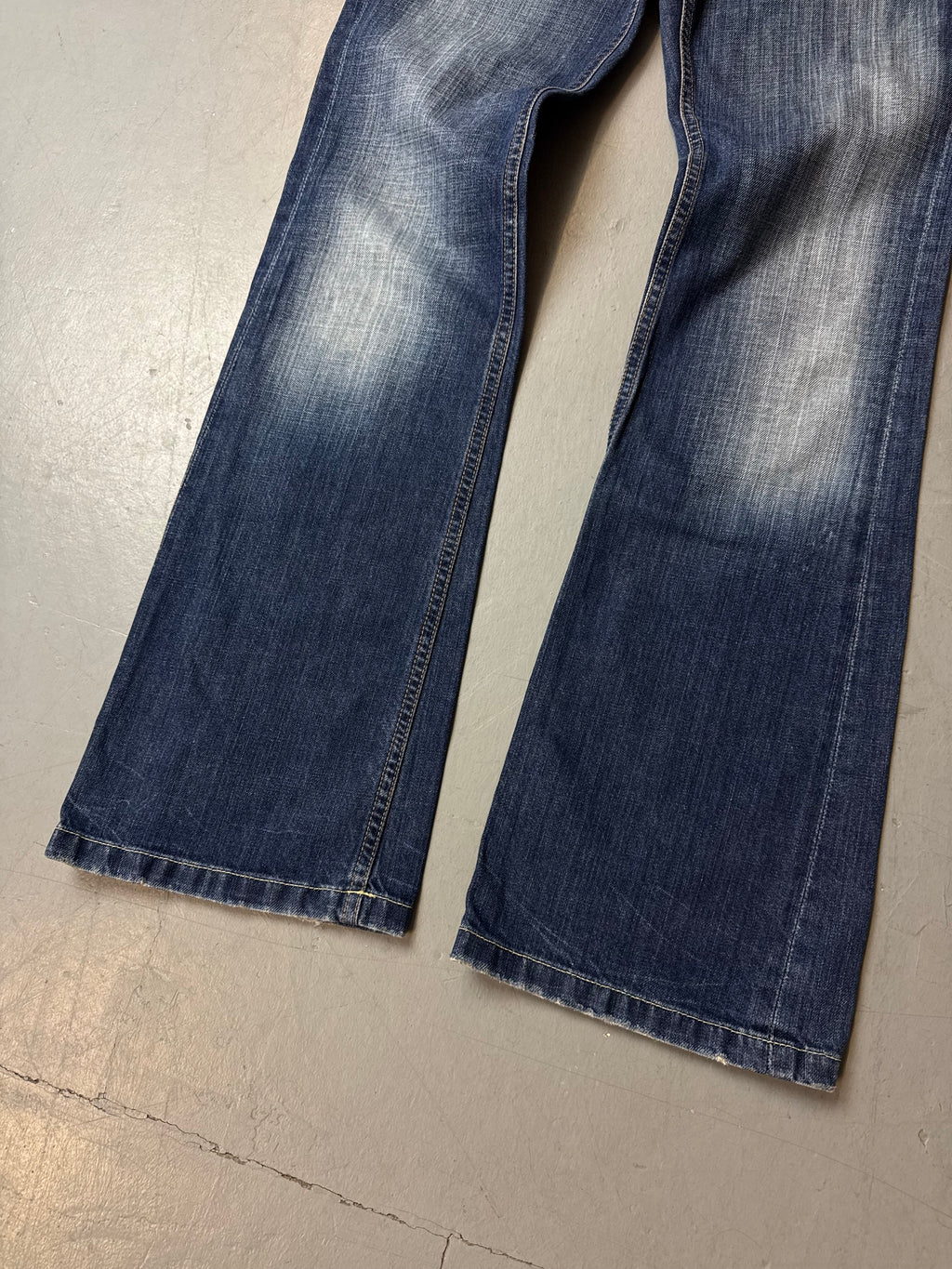 Vintage Gang Low Waist Bootcut Jeans für Damen. Y2K Second Hand 2000s Fashion