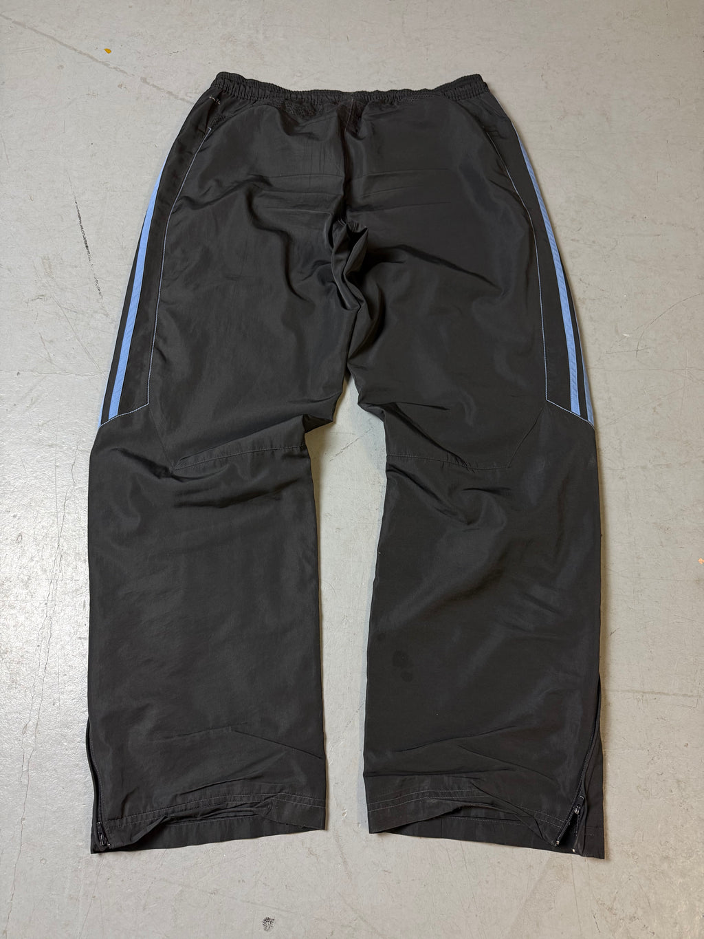 Eine schwarz blaue Adidas Trackpants vintage Y2K Jogginghose Sporthose 