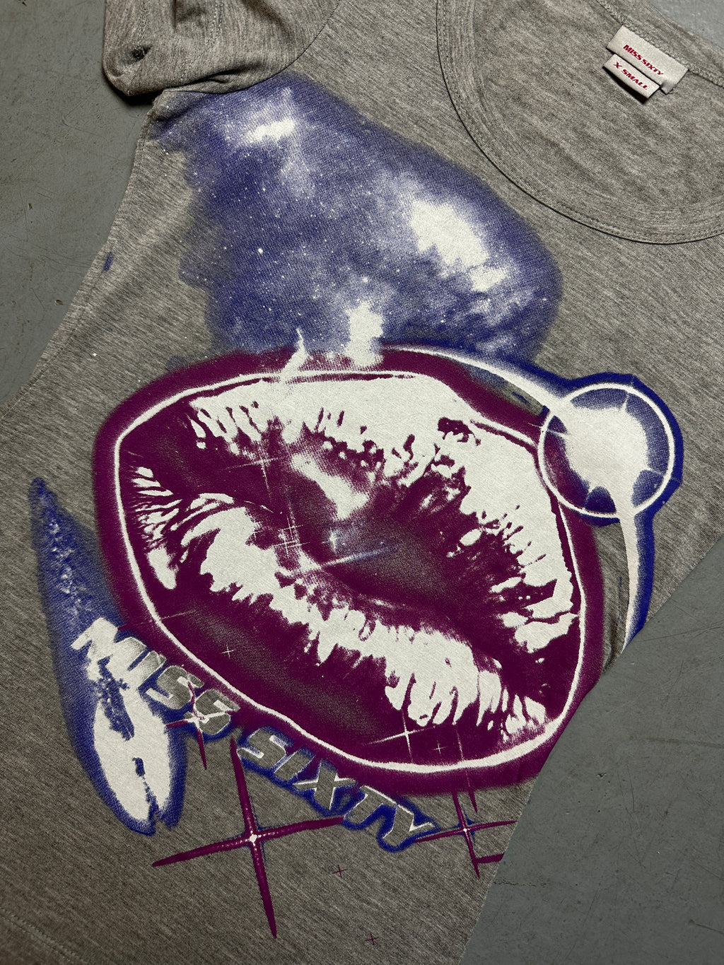 Detailbild von einem Vintage Miss Sixty Grey Printed Tee von Print von vorne