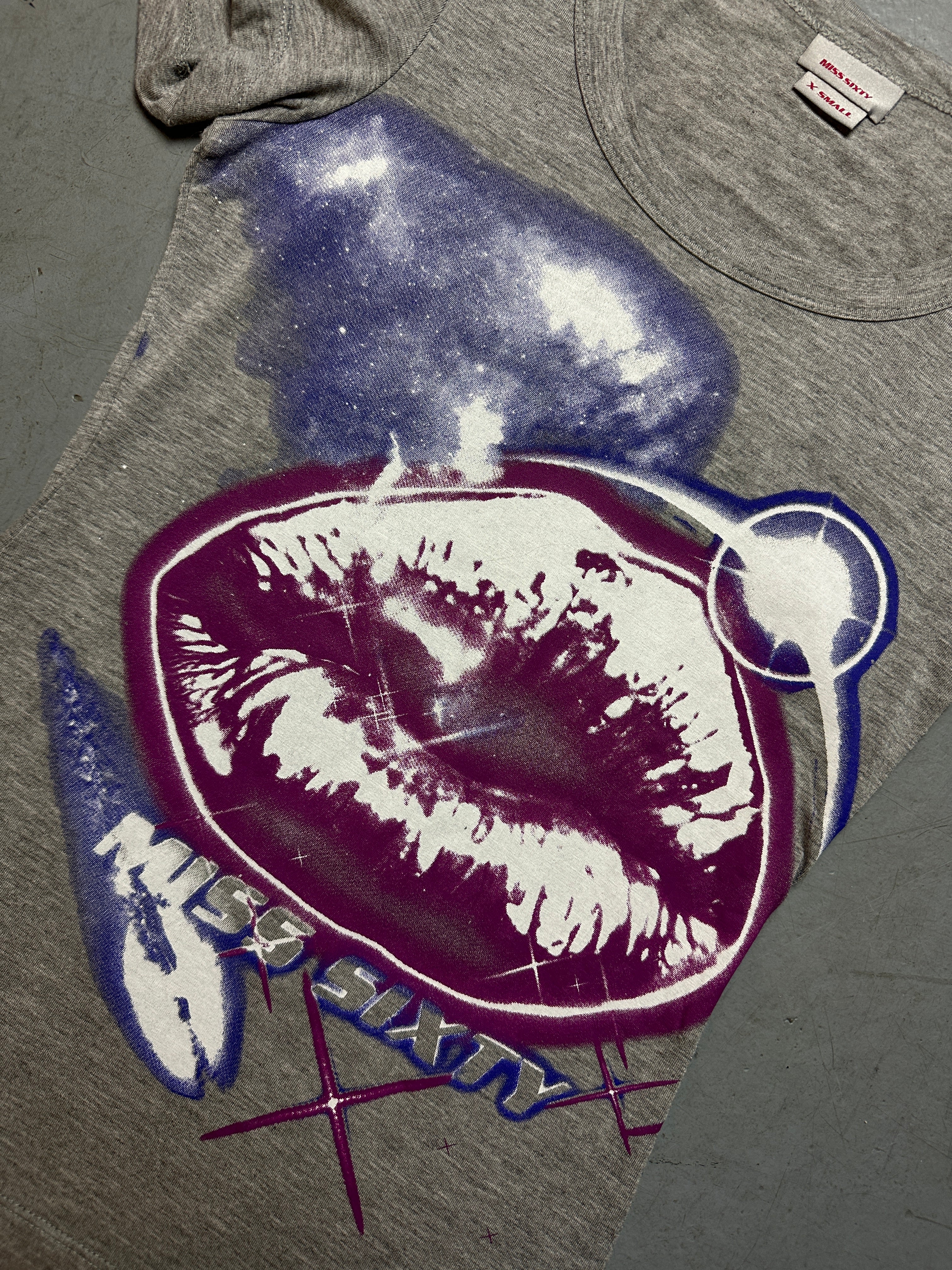 Detailbild von einem Vintage Miss Sixty Grey Printed Tee von Print von vorne