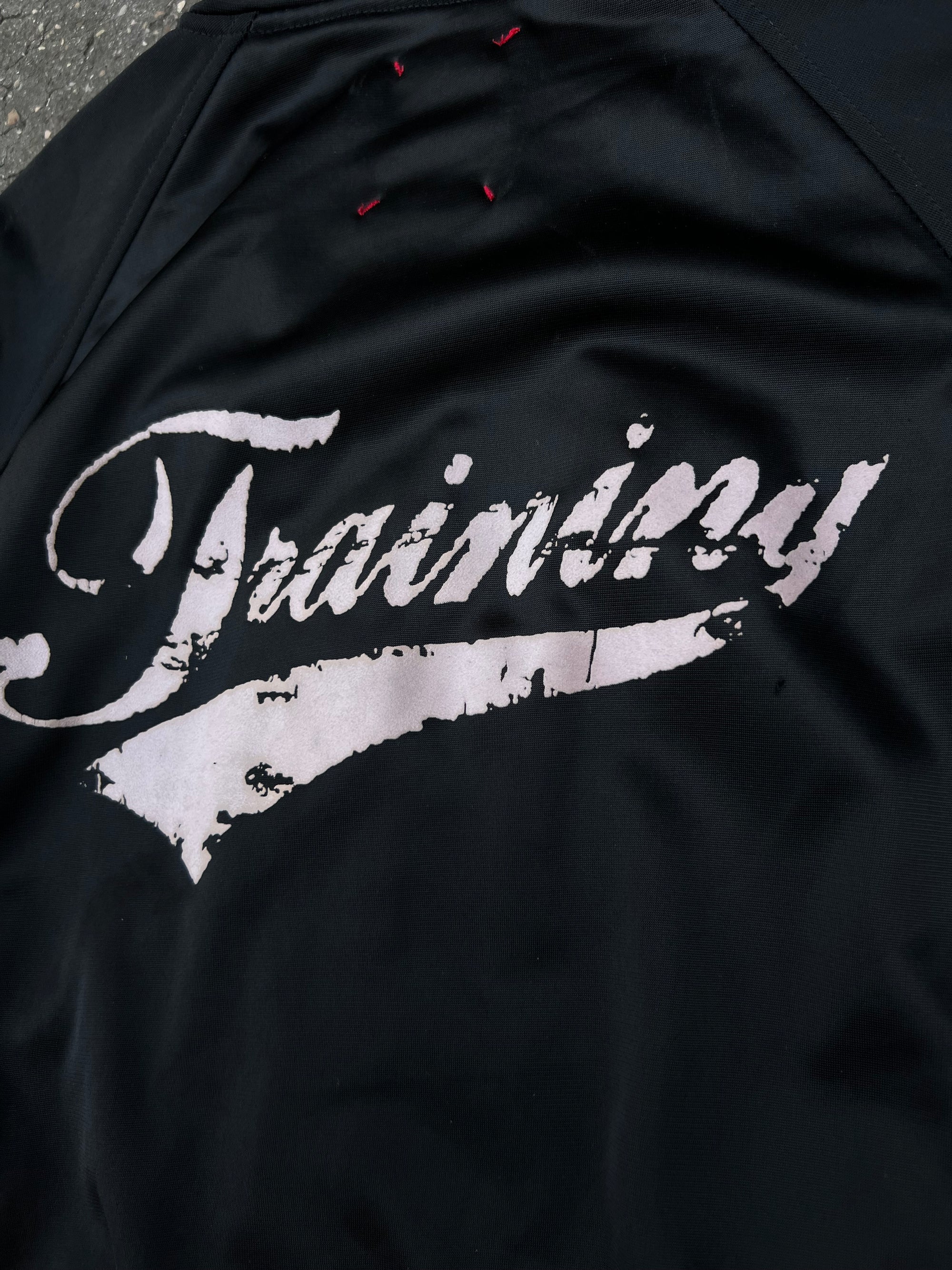 Eine schwarze Sportjacke von SASCH mit Rosa Details und Kaputte in M