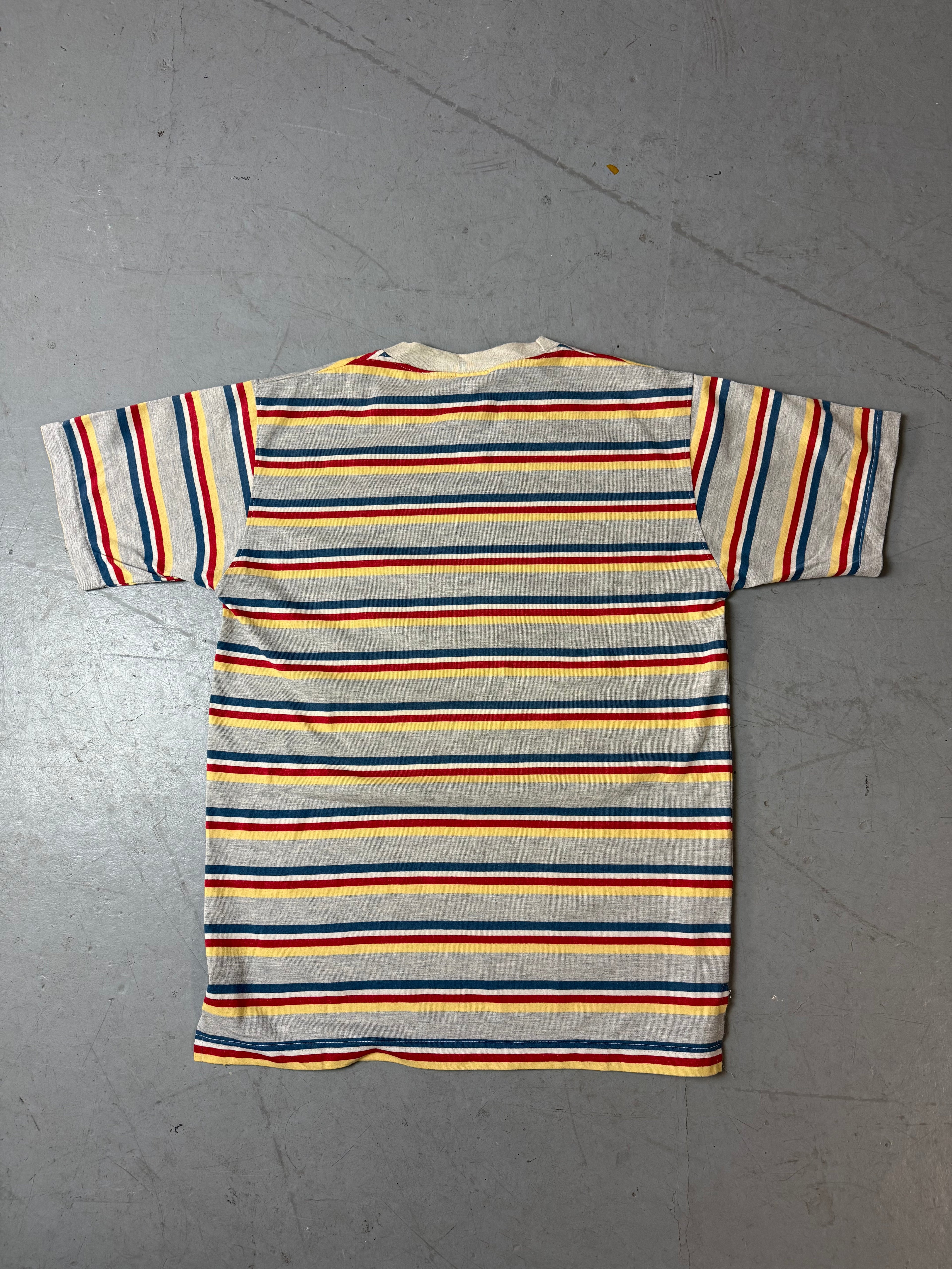 Ein bunt gestreiftes Tshirt von Lacoste mit Logo auf der Brust 