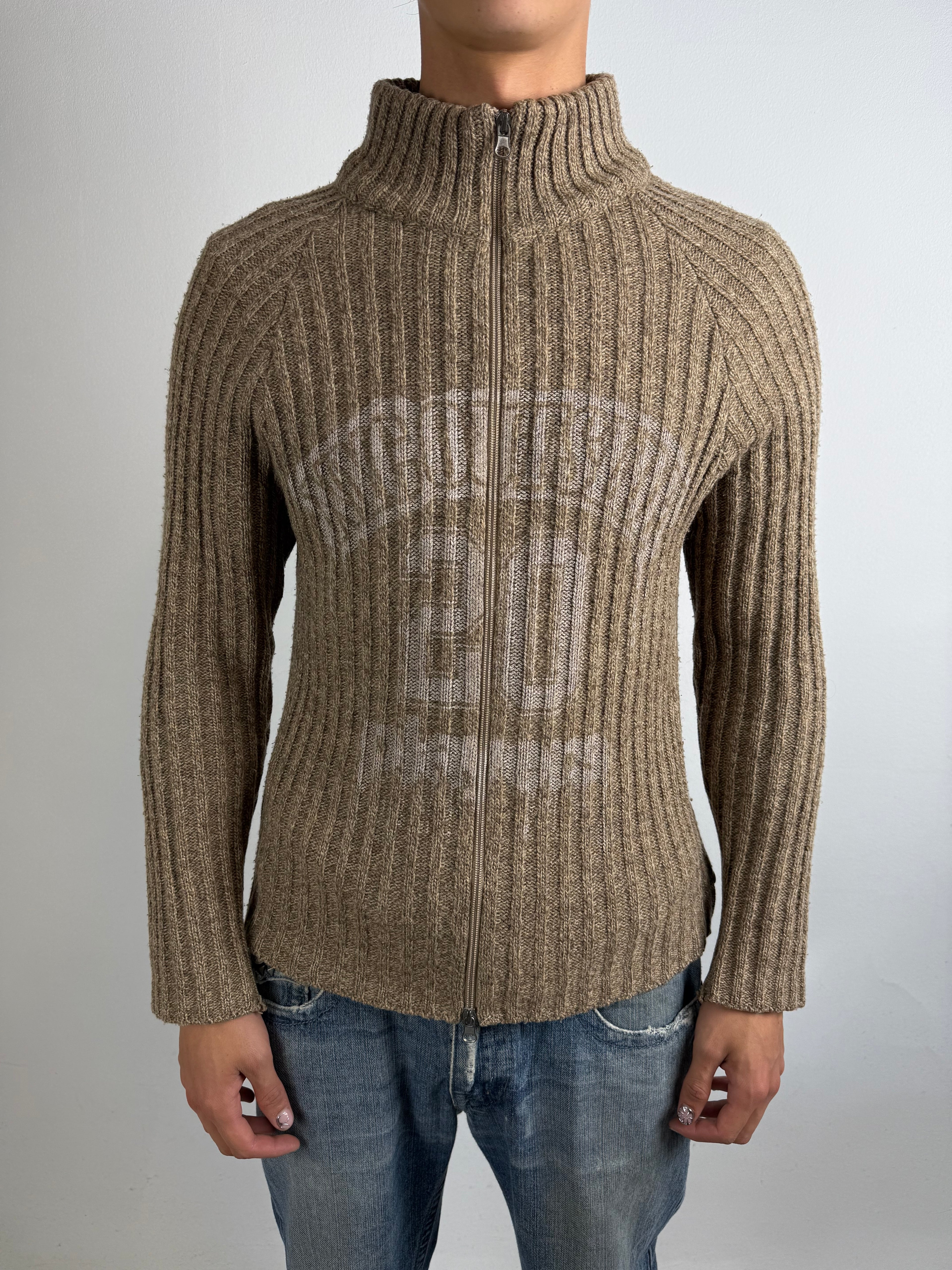 Ein brauner Strick zipper mit verwaschenem Print auf der Brust 