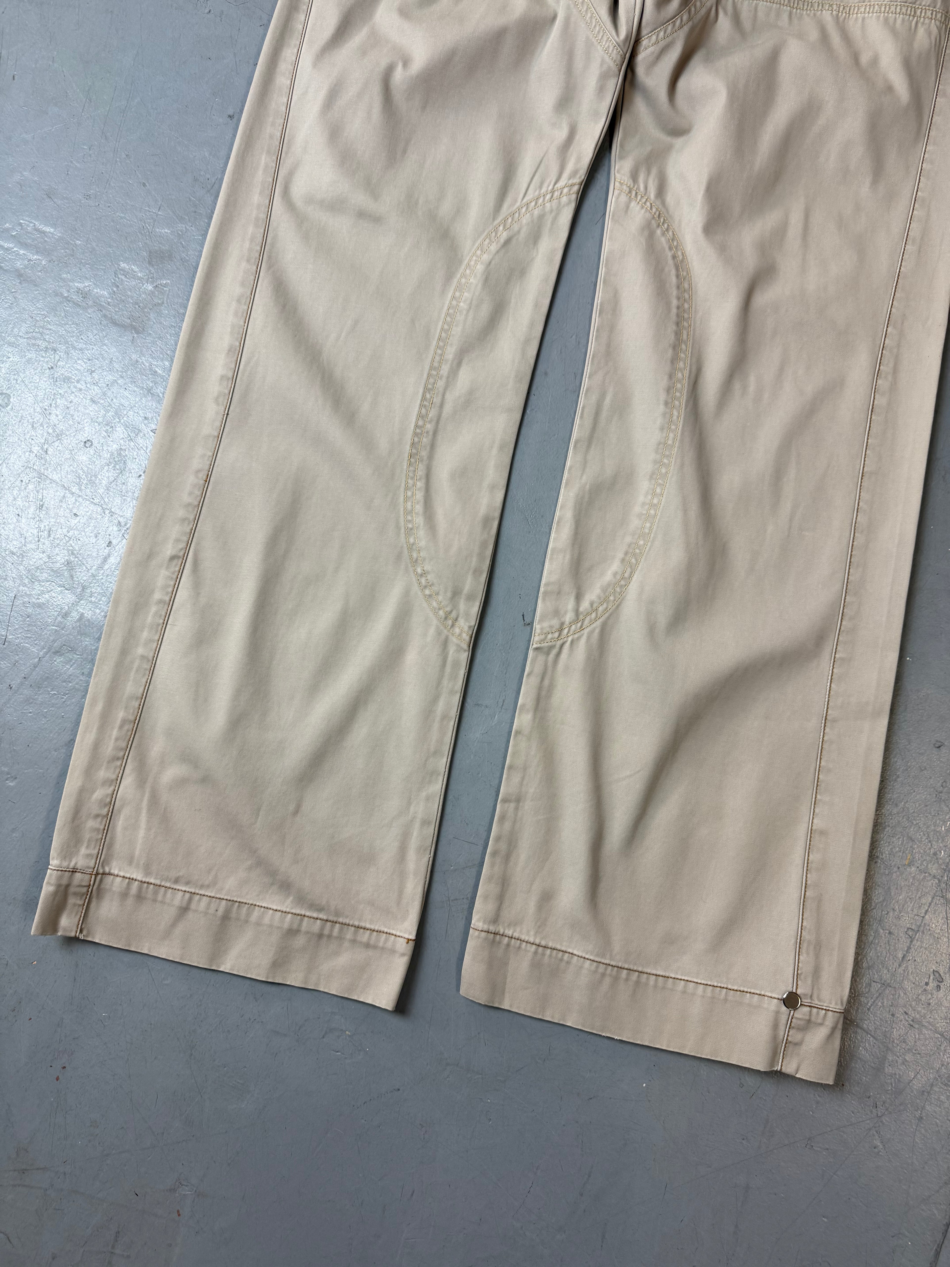 Detailliertes Produktbild von Vintage Marlboro Classics Beige Chino Pants XL von vorne