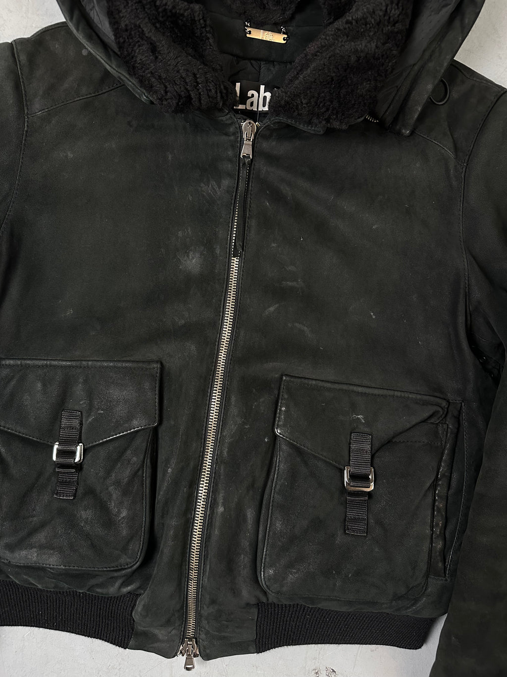 Eine schwarze Sherlingjacke mit Kaputze 