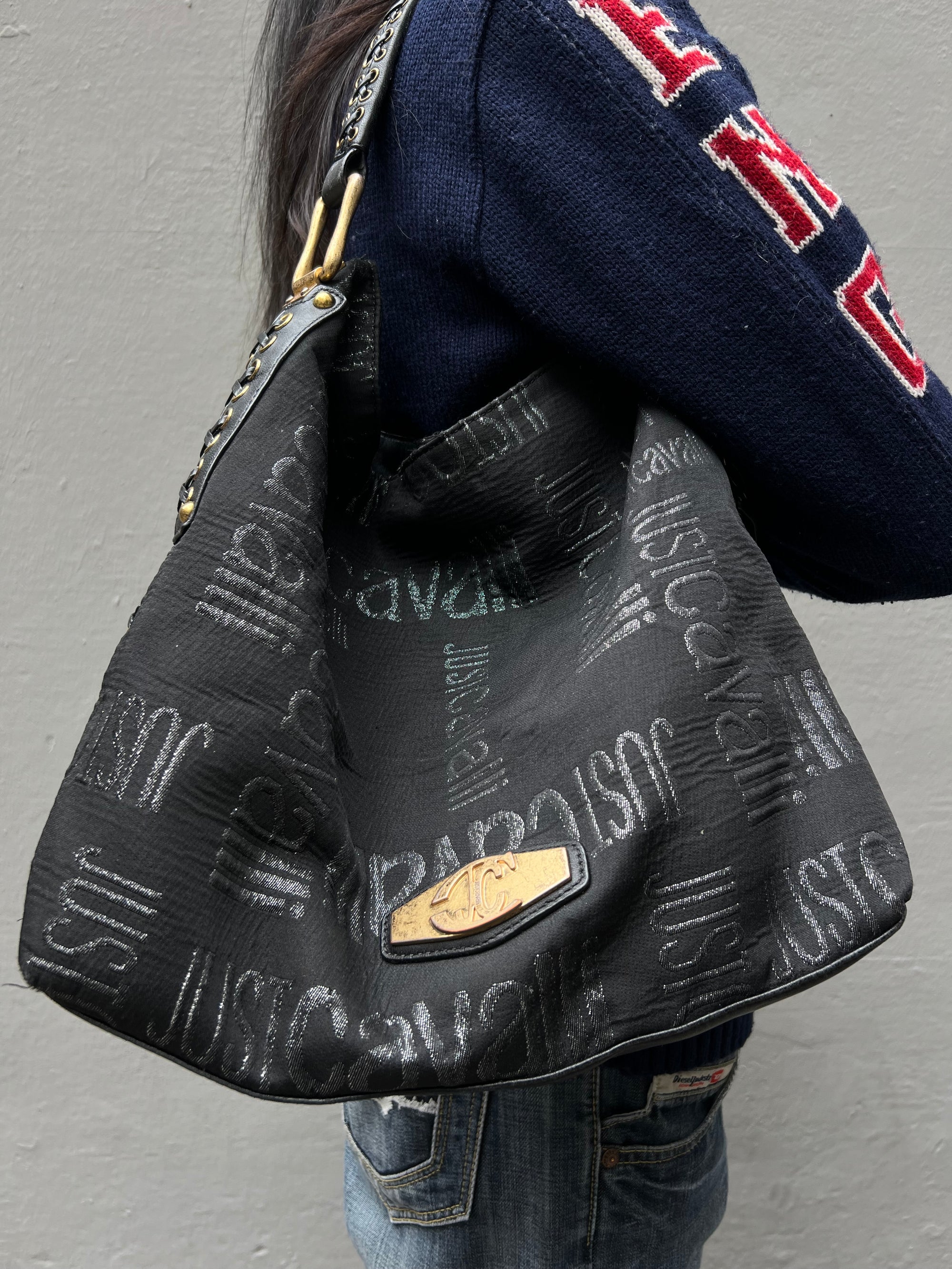 Schwarze große Just Cavalli Shopper Bag mit goldenen Details und Logo Print 