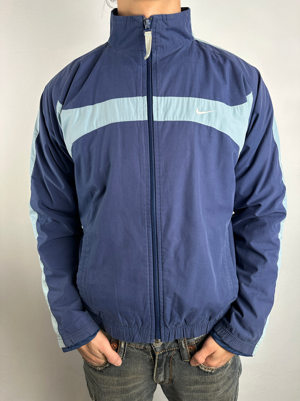 Tragebild von Vintage Dark/Baby Blue Nike Track Jacket M/L von vorne