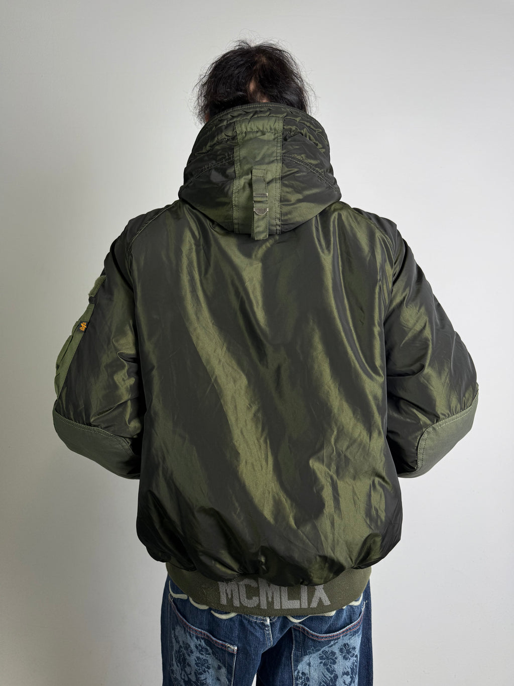 Tragebild von einer Vintage Alpha Industries Dark Green Bomber Jacket von hinten