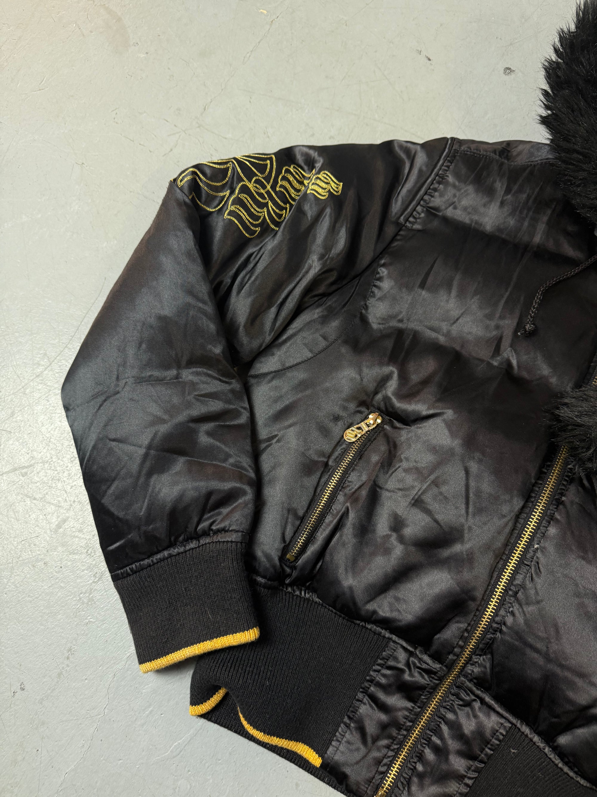 Eine schwarz golde Winterjacke von Rocawear mit Gold Details und fur hood 