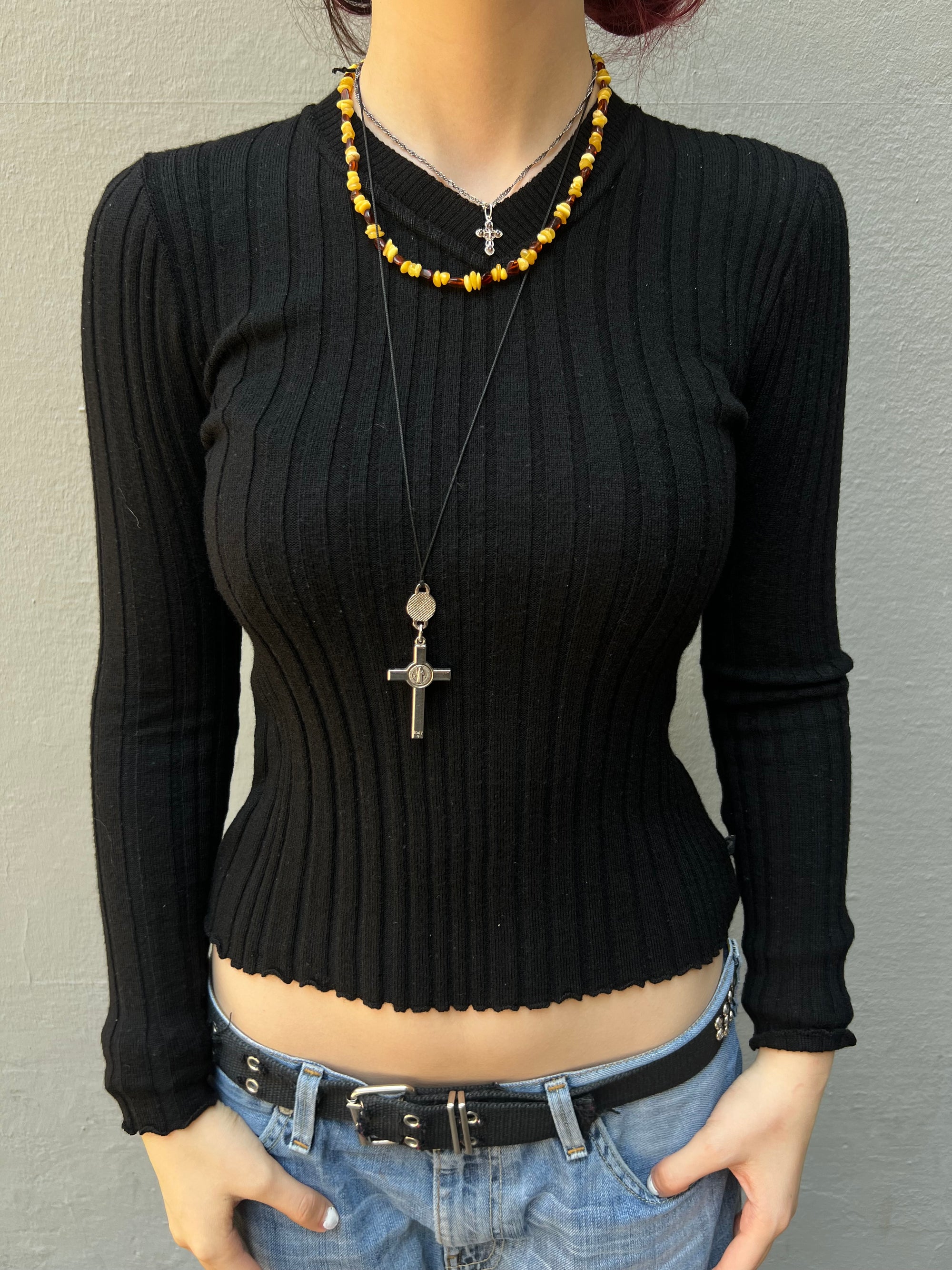 Ein schwarzer Strickpullover von Guess mit V Neck in S