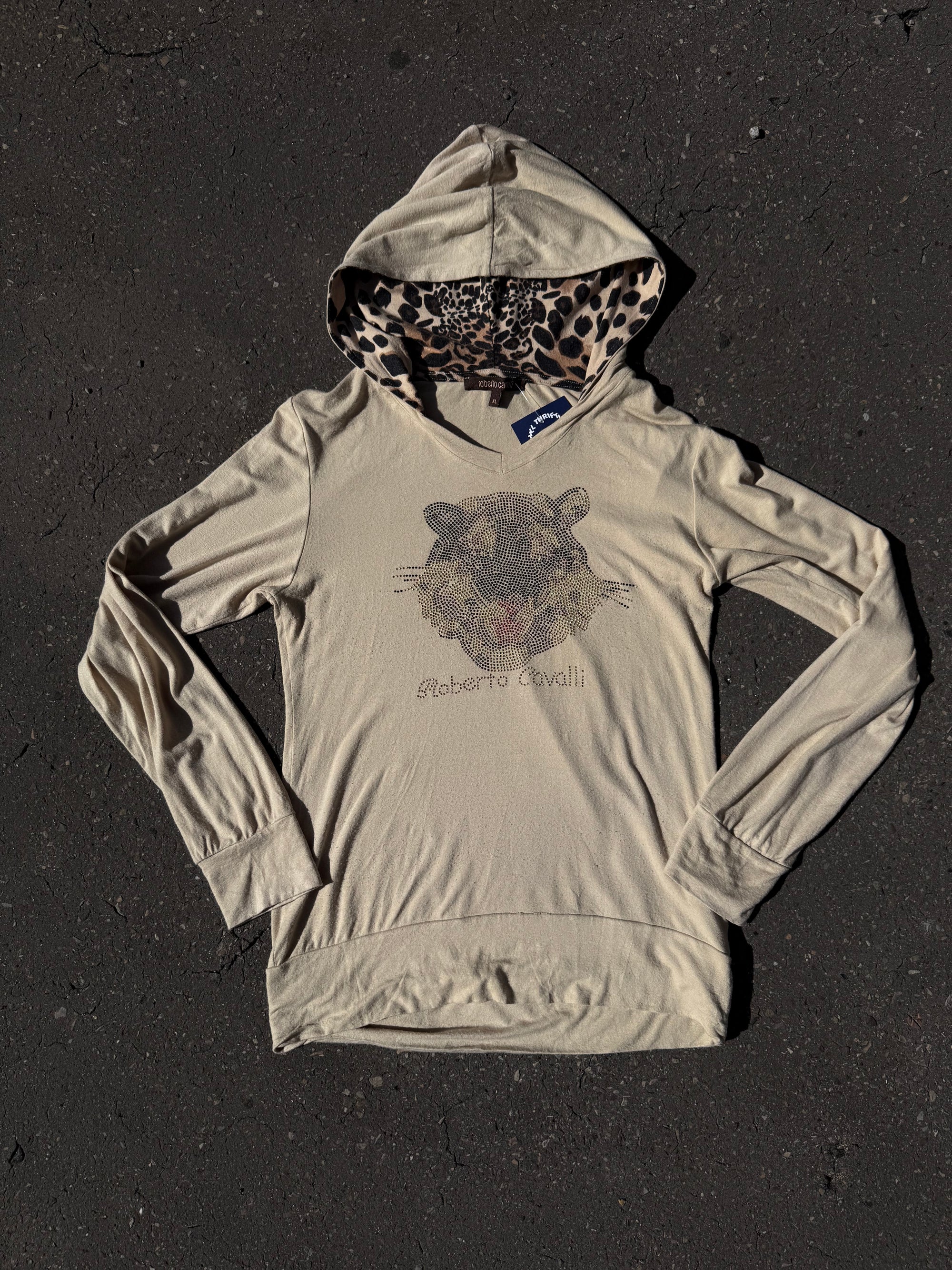 Ein Beiges Longsleeve mit Leoparden Kaputze und einem Tiger in Rhinestones auf der Brust von Roberto Cavalli