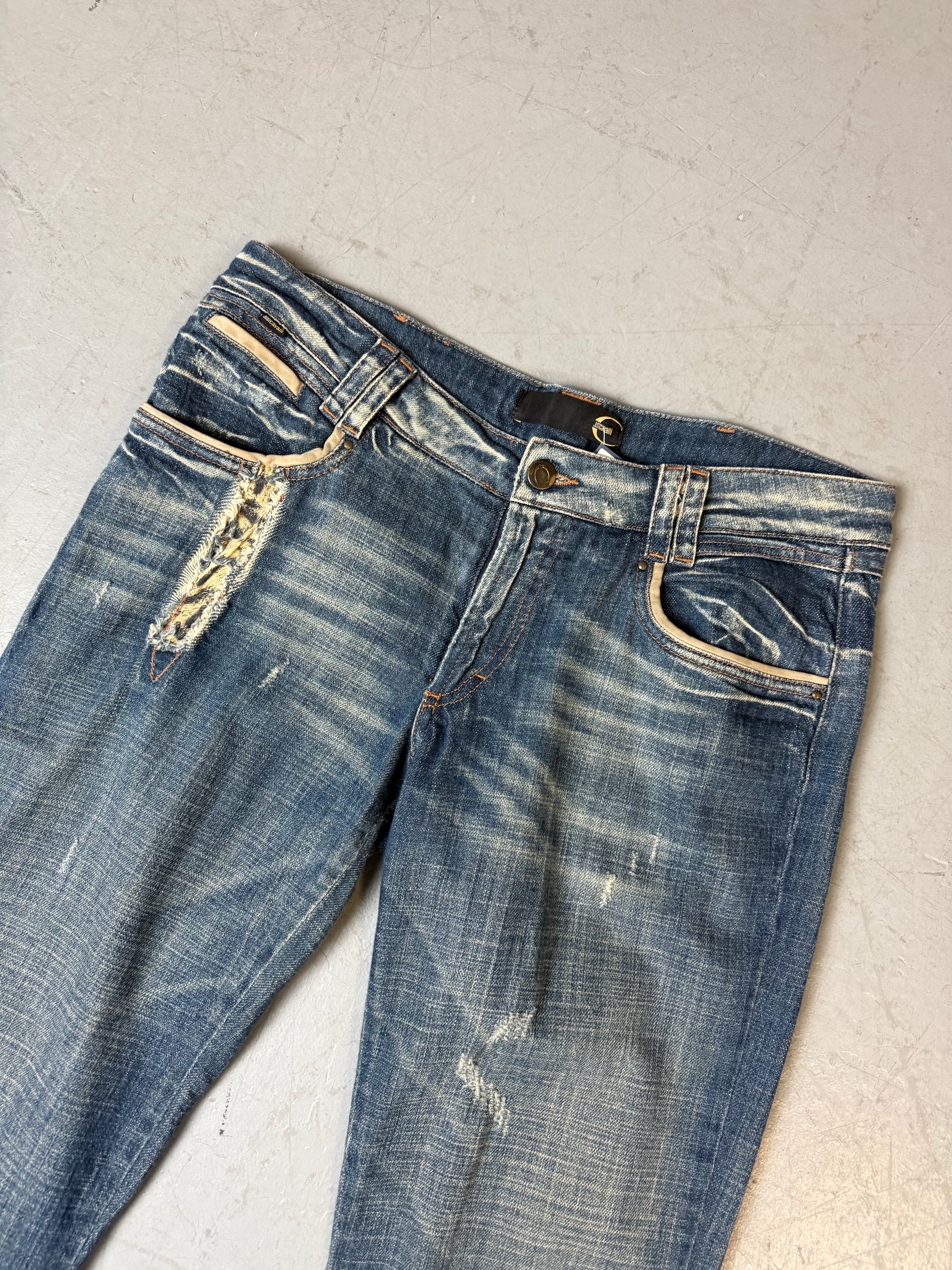 Low waist Cavalli jeans straight leg mit blauer Waschung leicht ripped und kuhfell Details am Bund 