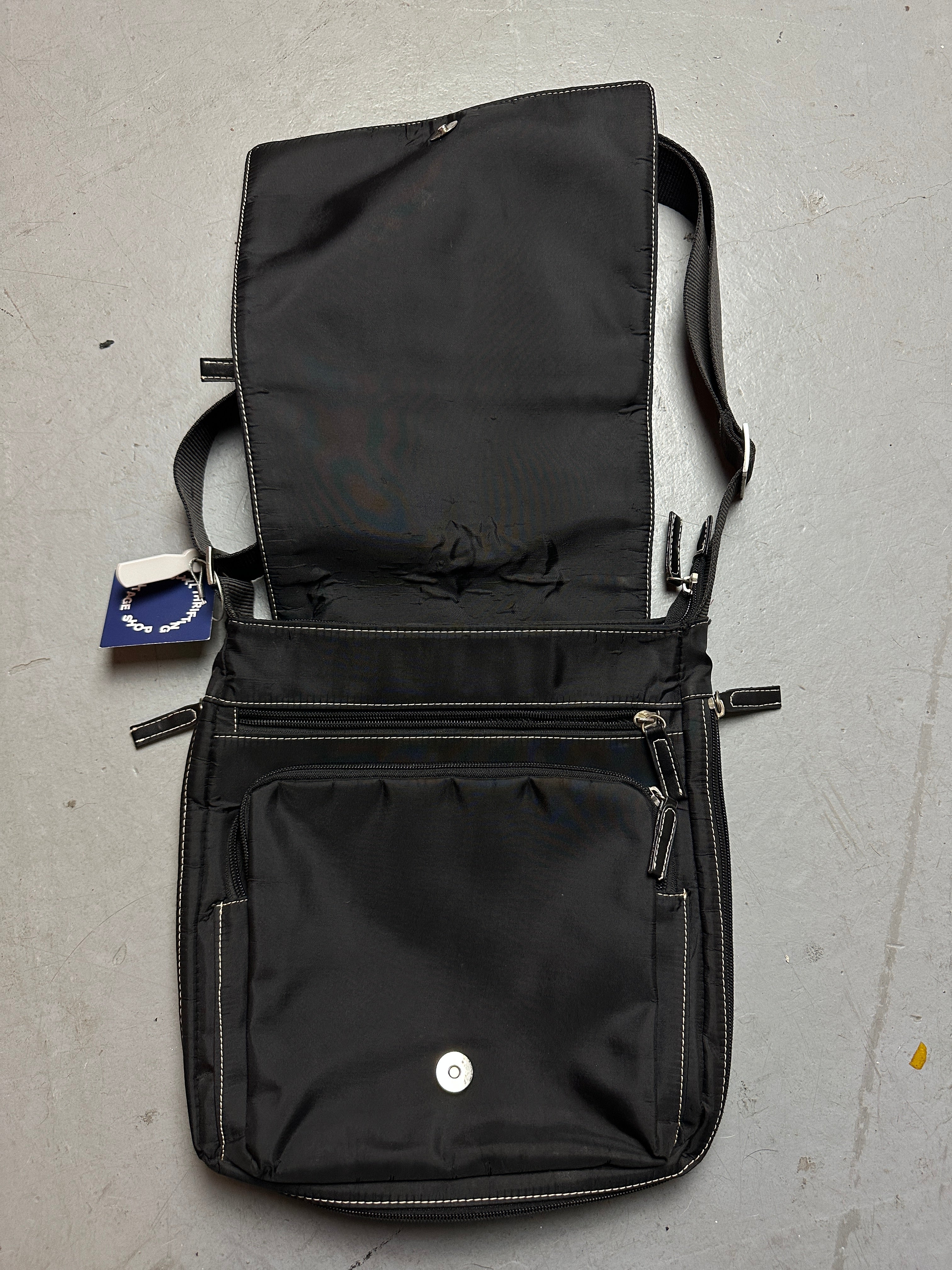 Produktbild Vintage Black Prada Messenger Bag von vorne 