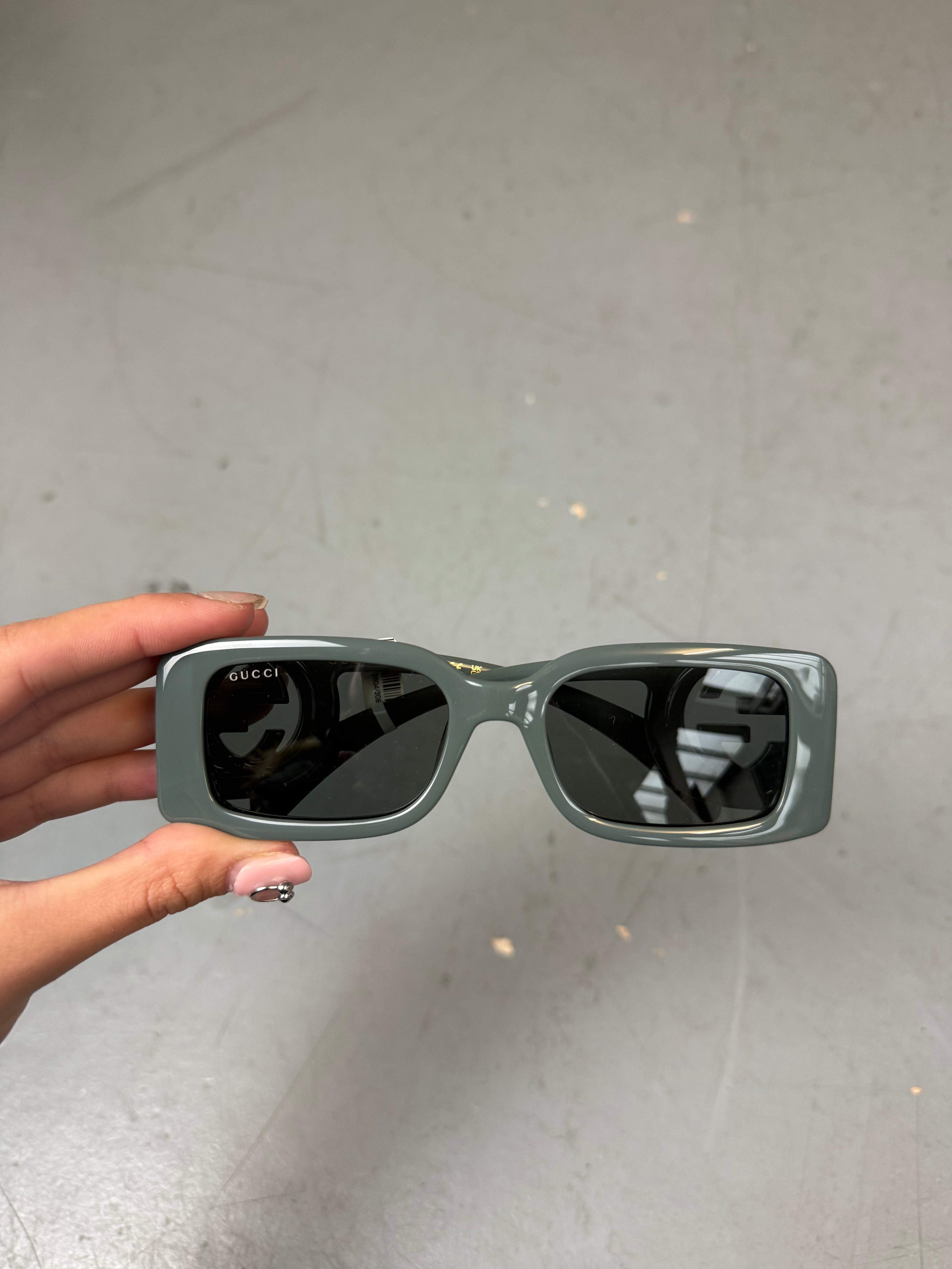 Graue rechteckige Sonnenbrille von gucci mit dickem Gestell 