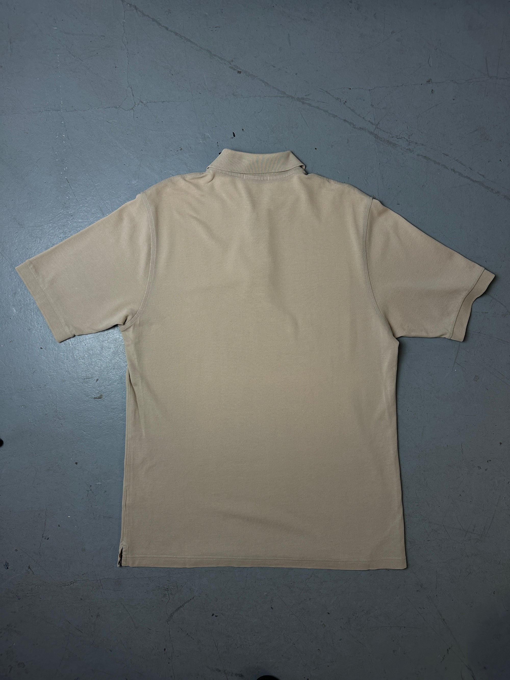 Produktbild von beigenen Burberry Polo auf grauem Boden 