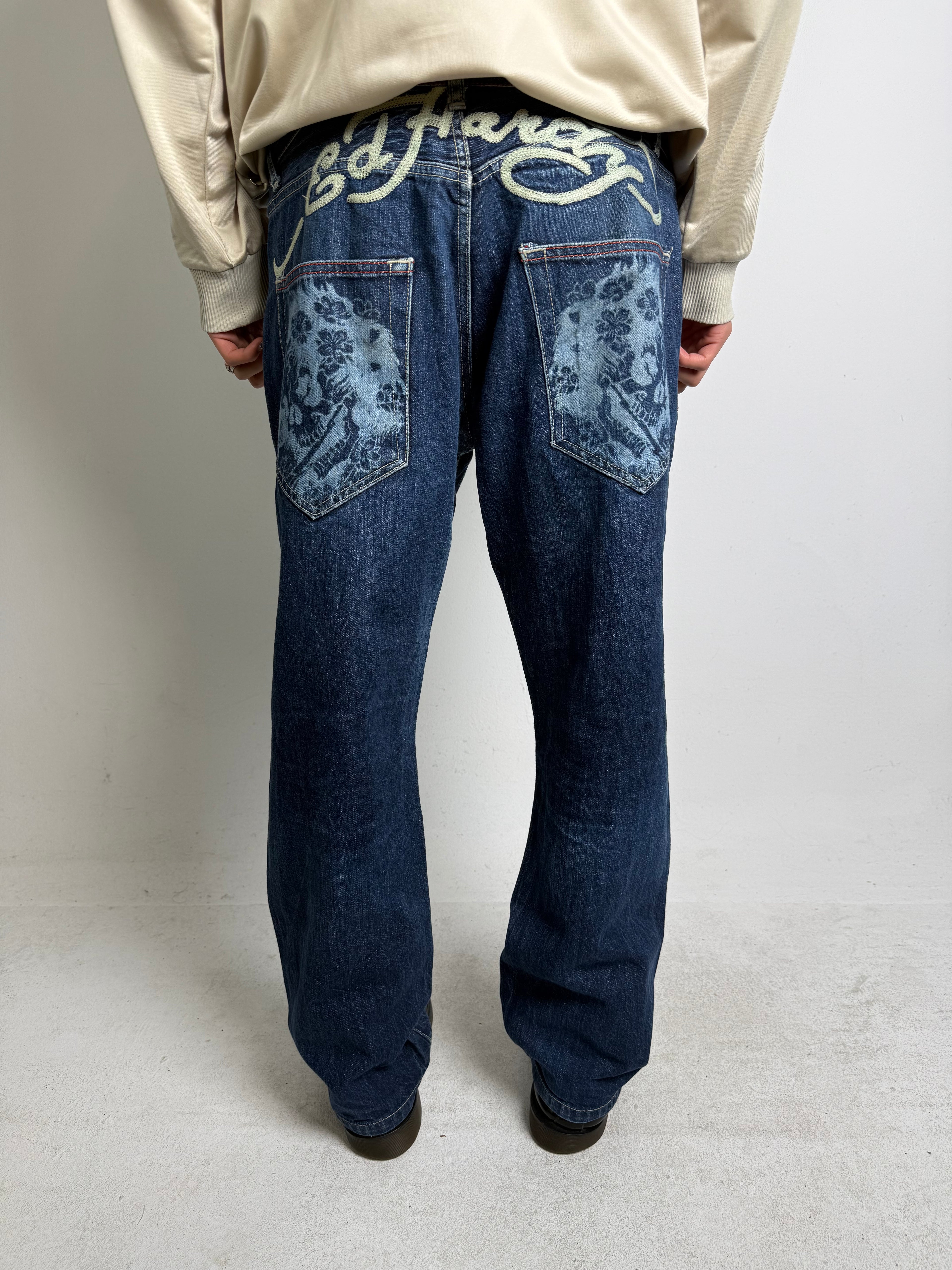 Tragebild von einer Vintage Ed Hardy Dark Blue Baggy Denim von hinten