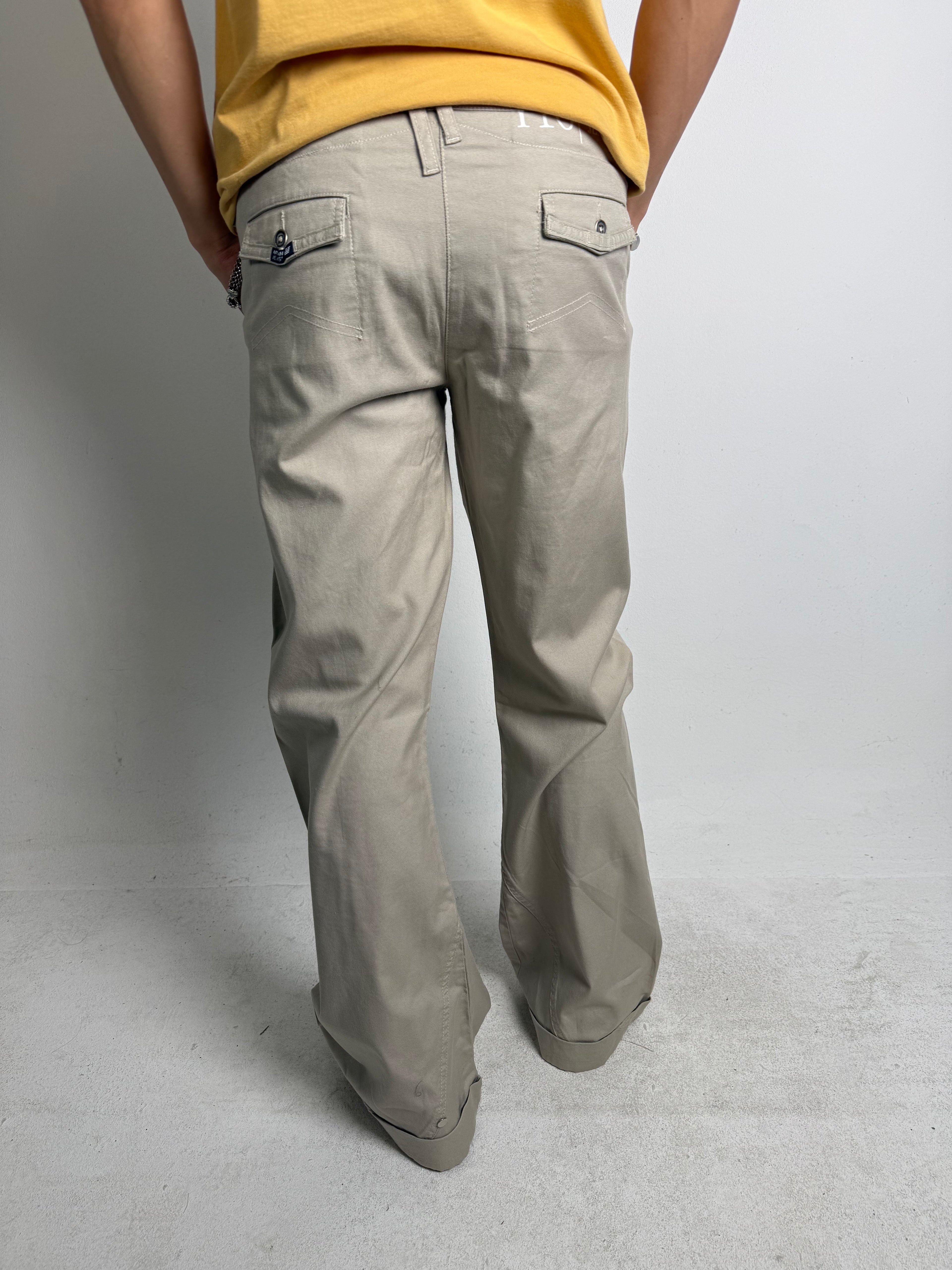 Tragebild von einer Vintage Armani Jeans Beige Pants von hinten