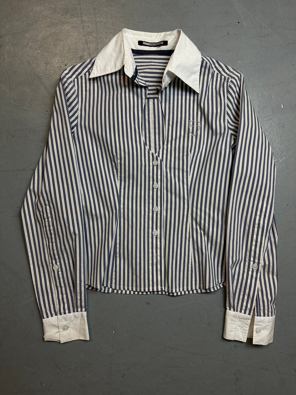 Vintage White and Blue Striped Button Up Blouse für Frauen. Y2K Second Hand 2000s Fashion