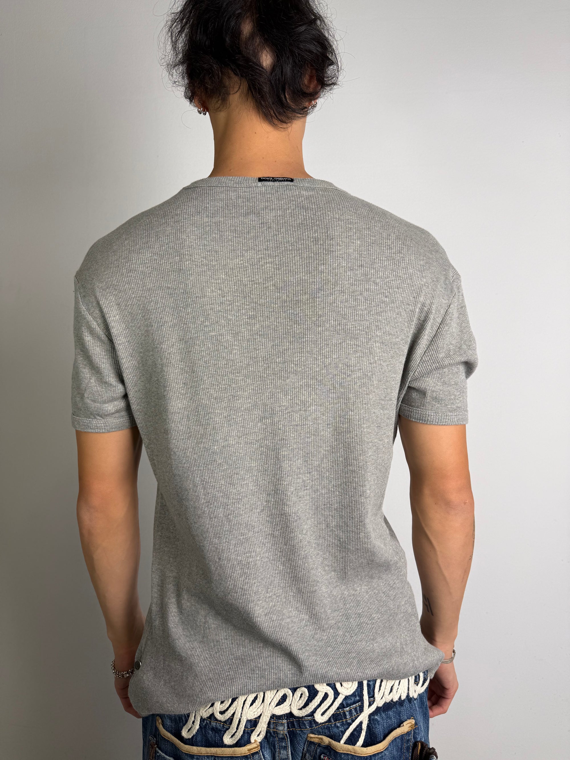 Tragebild von einem Vintage Dolce&Gabbana Grey V-Neck Shirt von hinten