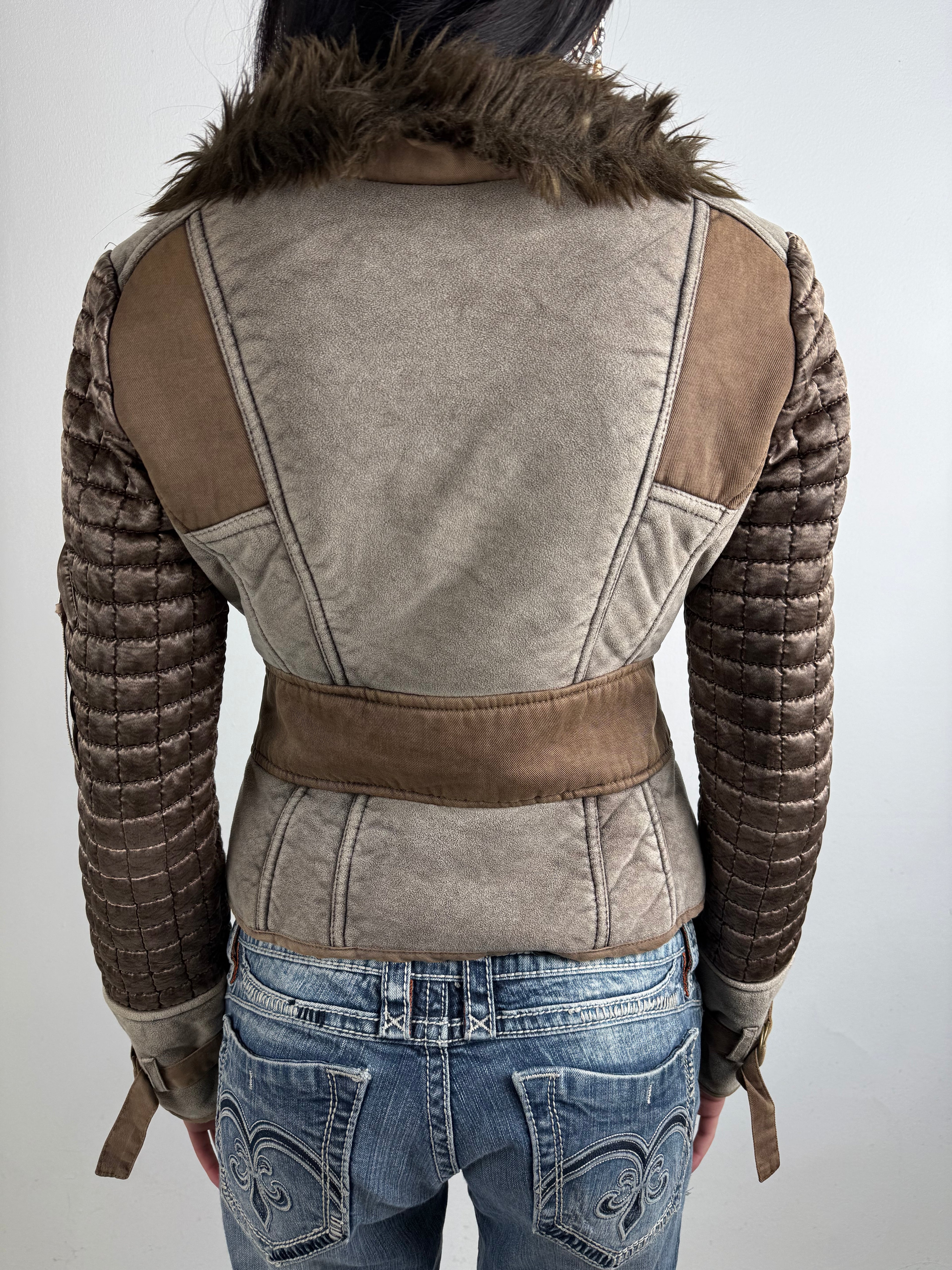 Vintage Roberto Cavalli Angels Leather Jacket with Faux Fur getragen vor grauem Hintergrund