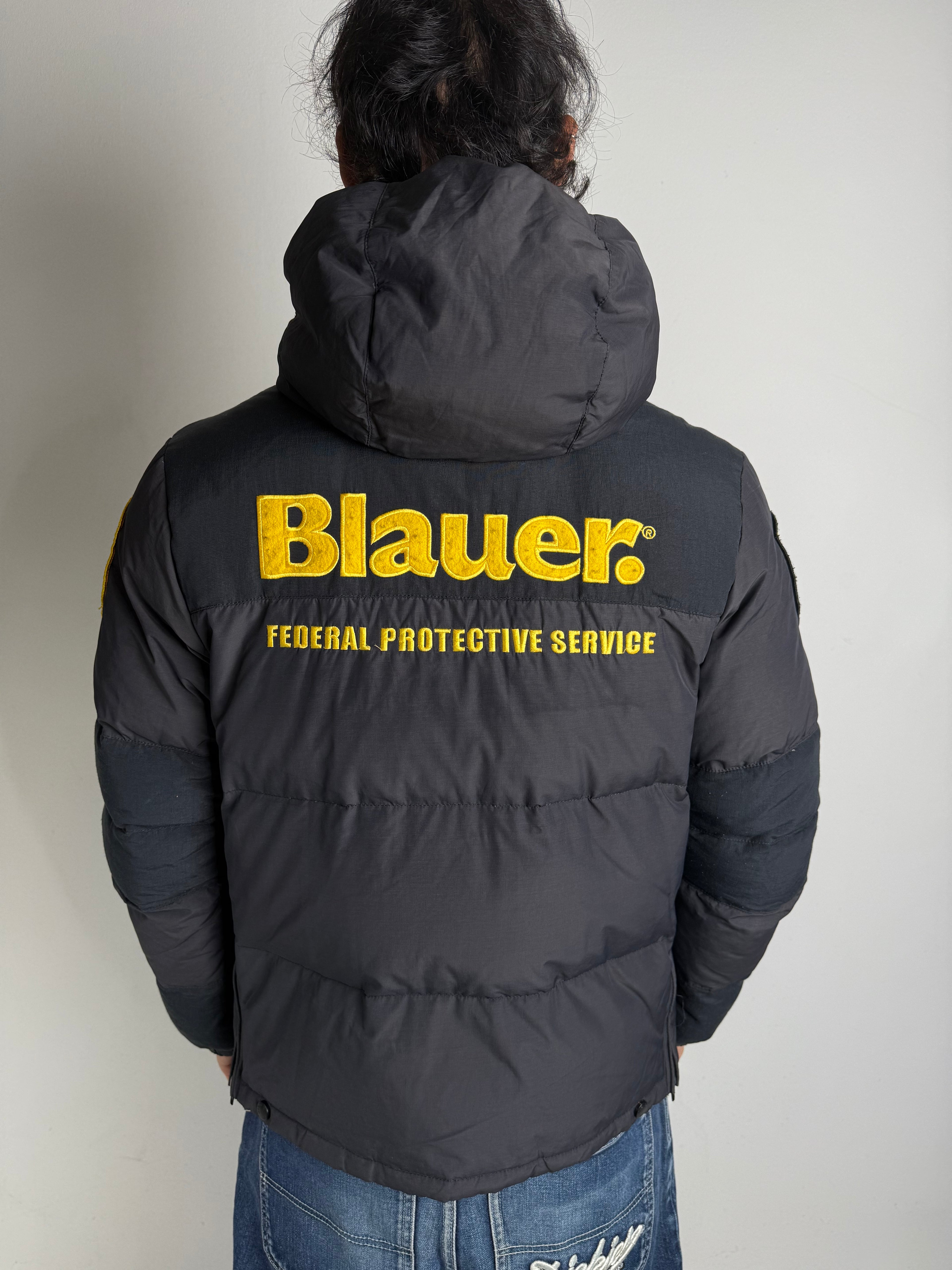 tragebild von Grauer Blauer Daunen Jacke in L vor grauer Wand