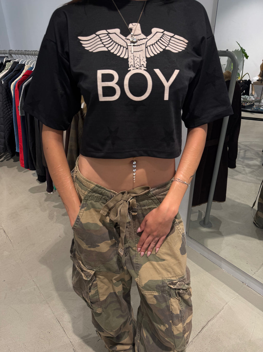 Vintage Boy London Cropped T-Shirt für Damen. Y2k Second Hand 2000s Fashion.