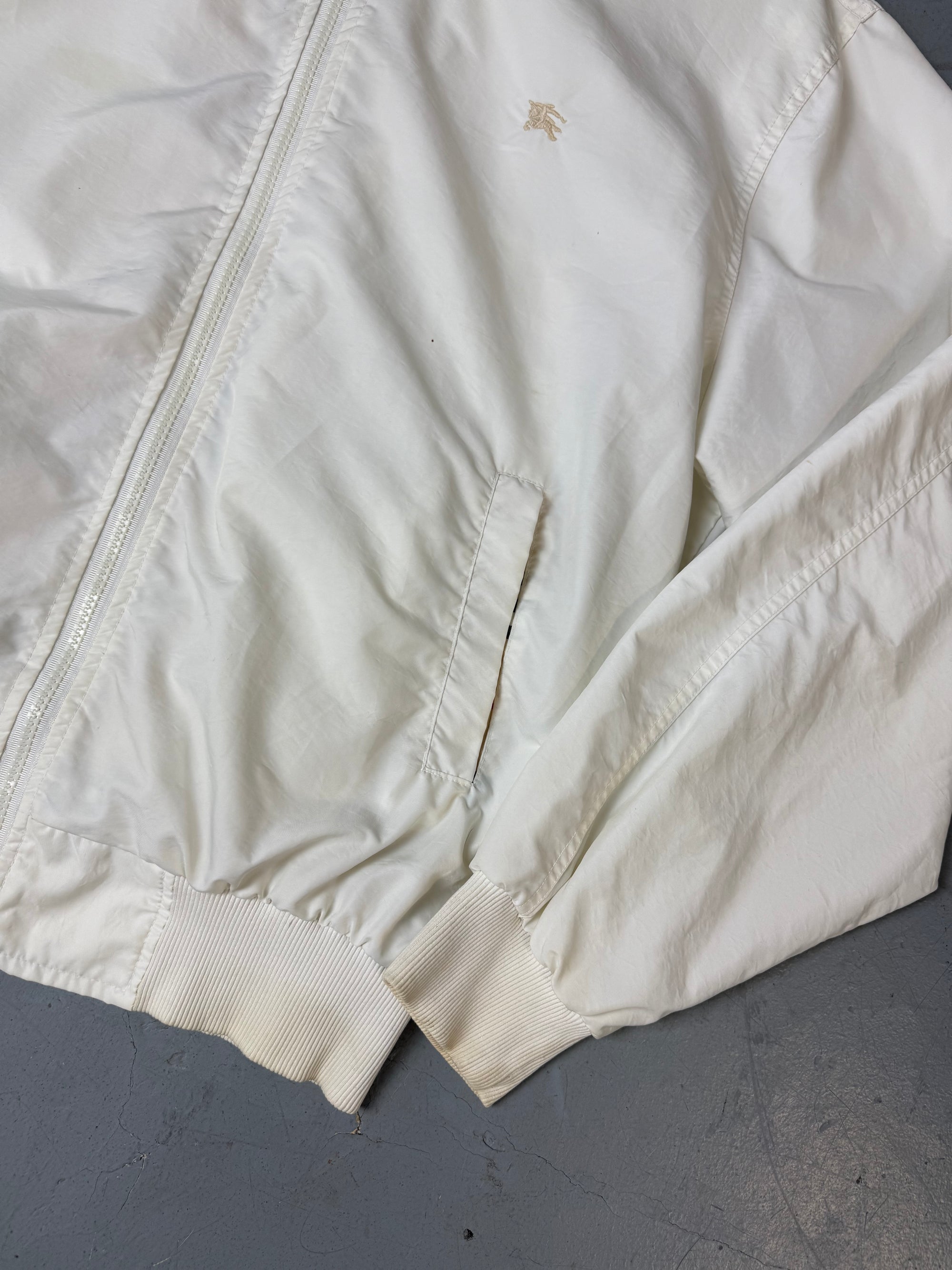 Eine weiße Burberry Regenjacke in L