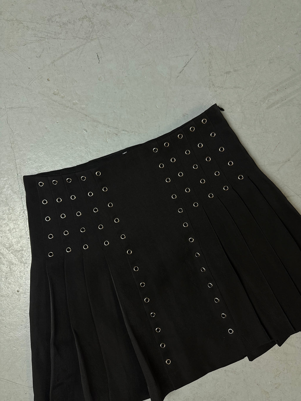 Ein schwarzer Mini Rock mit Nieten vintage Y2K 