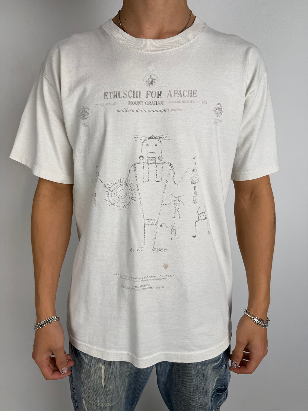 Tragebild von Vintage White Latin Printed T-Shirt Von vorne