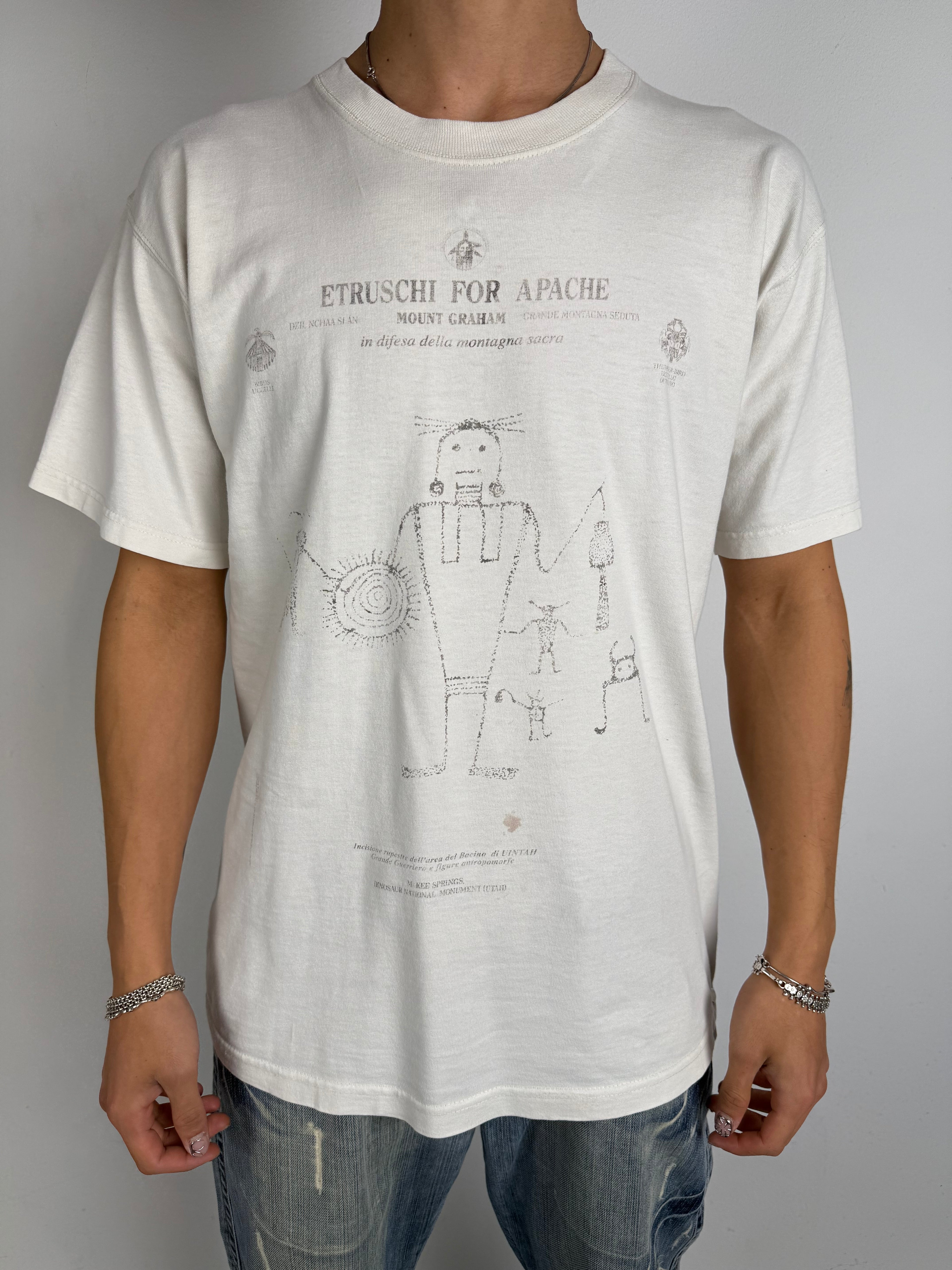 Tragebild von Vintage White Latin Printed T-Shirt Von vorne