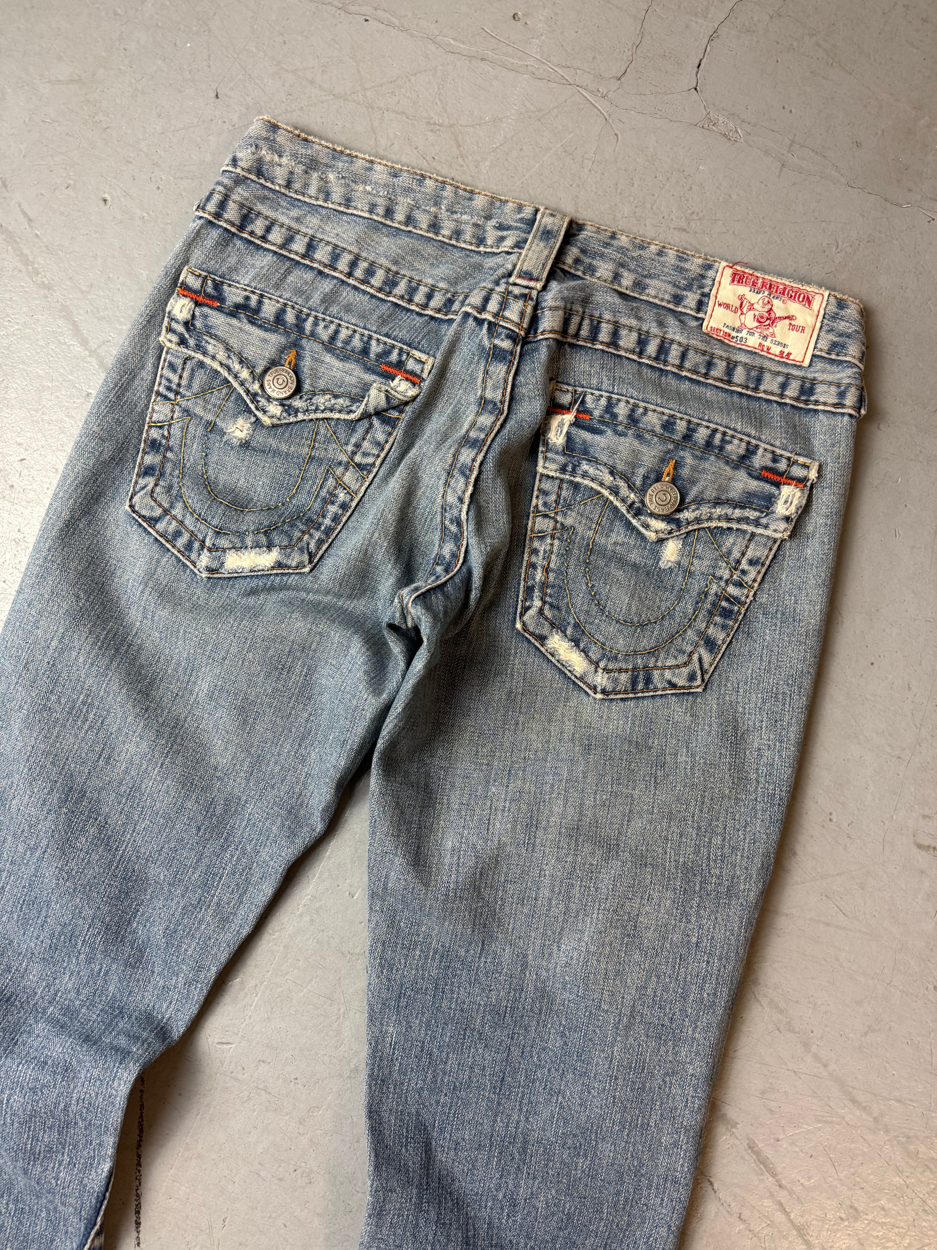 Vintage True Religion Ripped Low Waist Flared Jeans für Damen. Y2K Second Hand 2000s Fashion