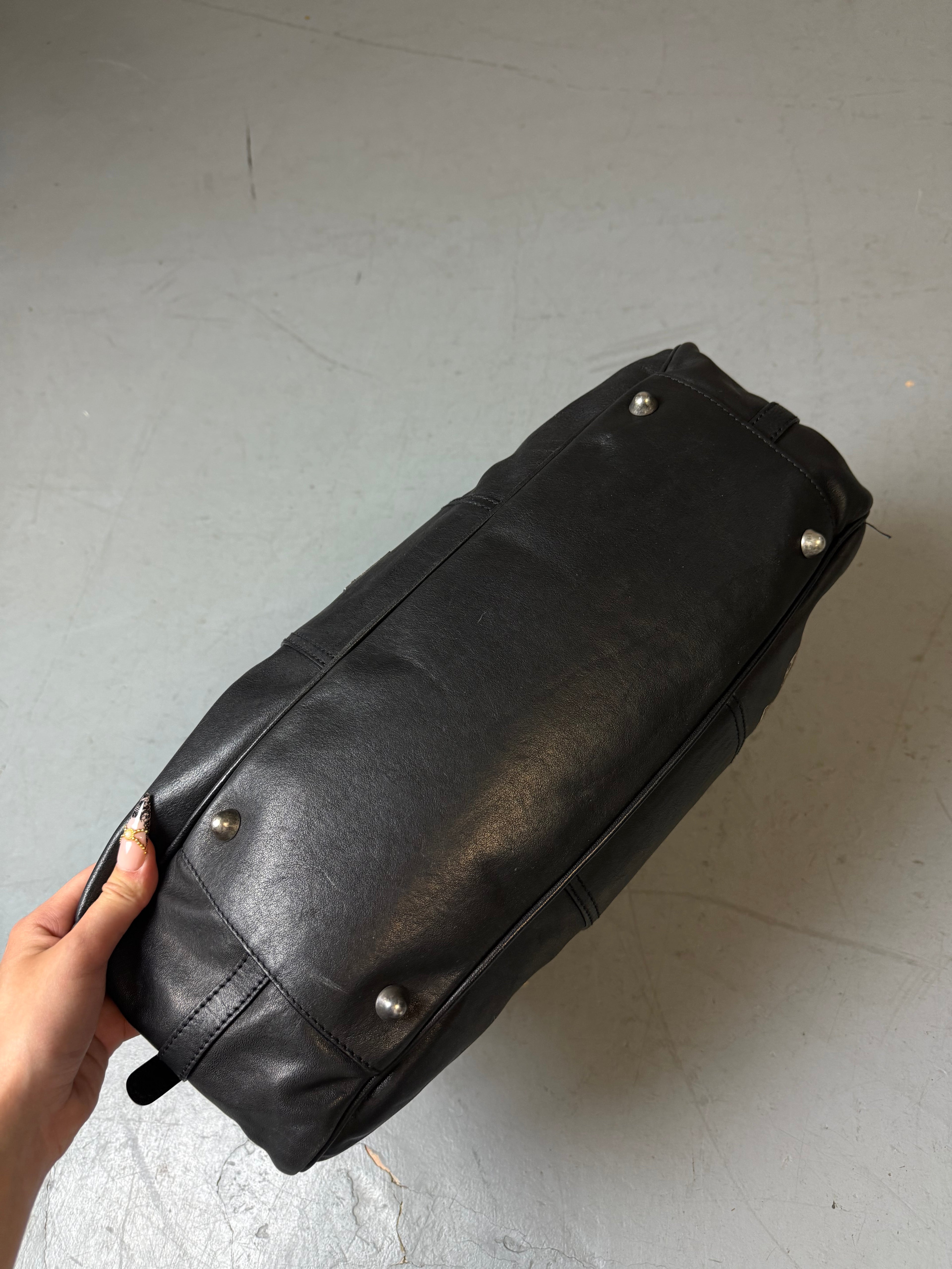 Eine große schwarze Lederjacke on Galliano in top Zustand mit Silber Anhänger 