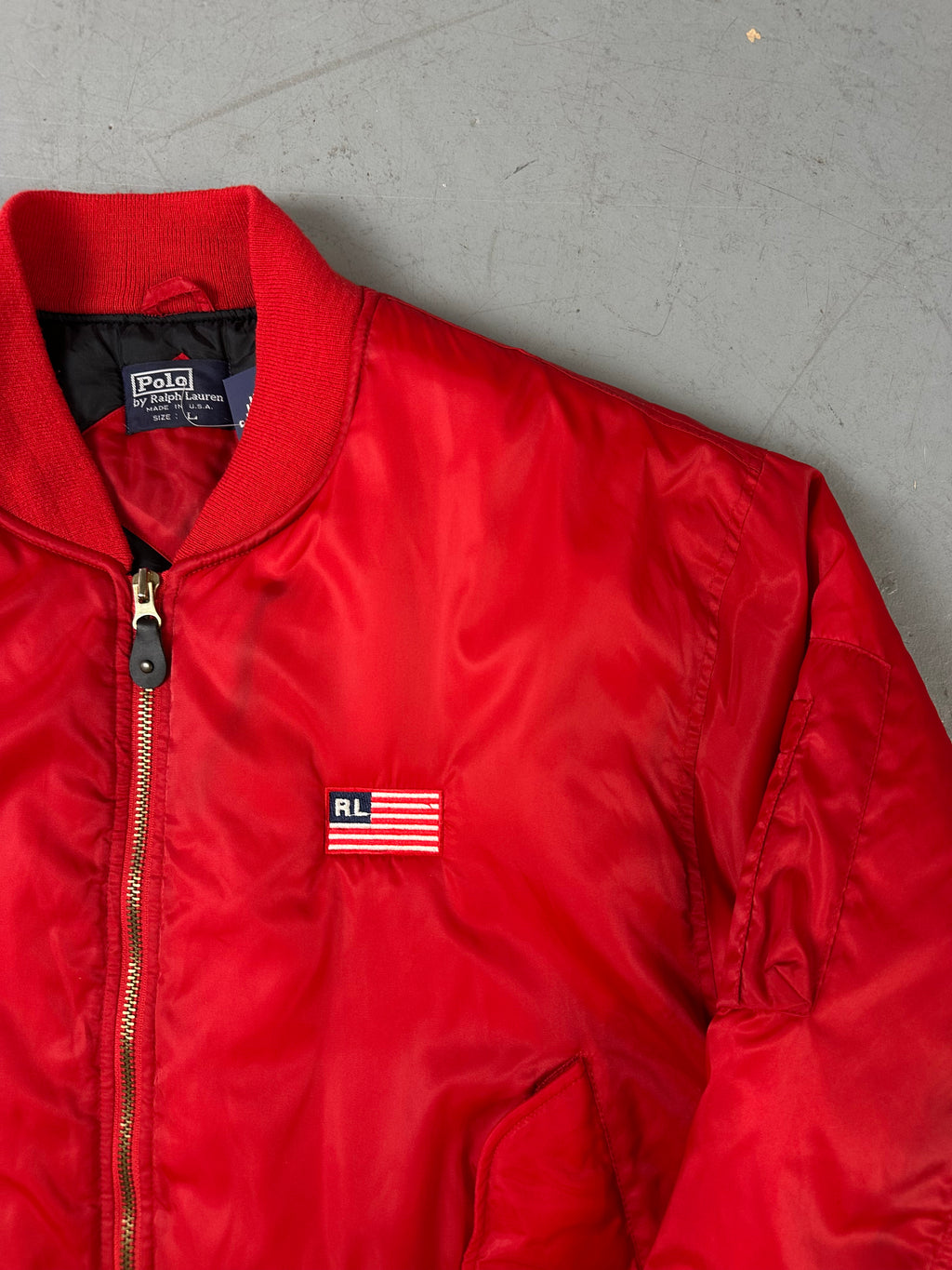 Eine rote Bomberjacke von Ralph Lauren mit dem Logo auf der Brust und Backprint 