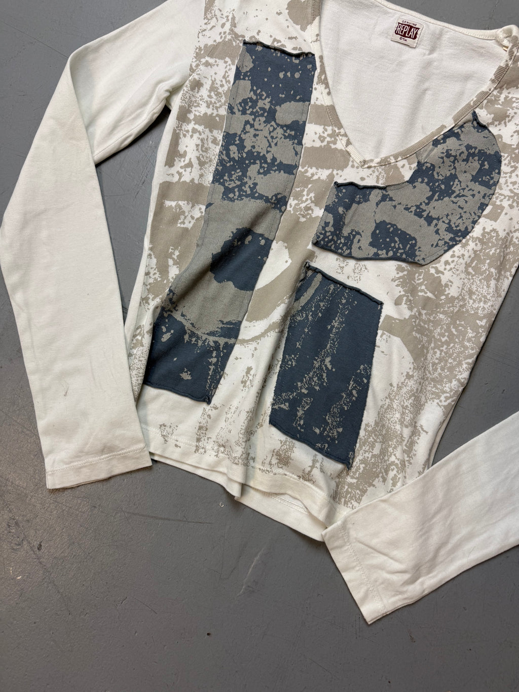 Vintage Replay White Printed Longsleeve für Damen. Y2K Second Hand 2000s Fashion.