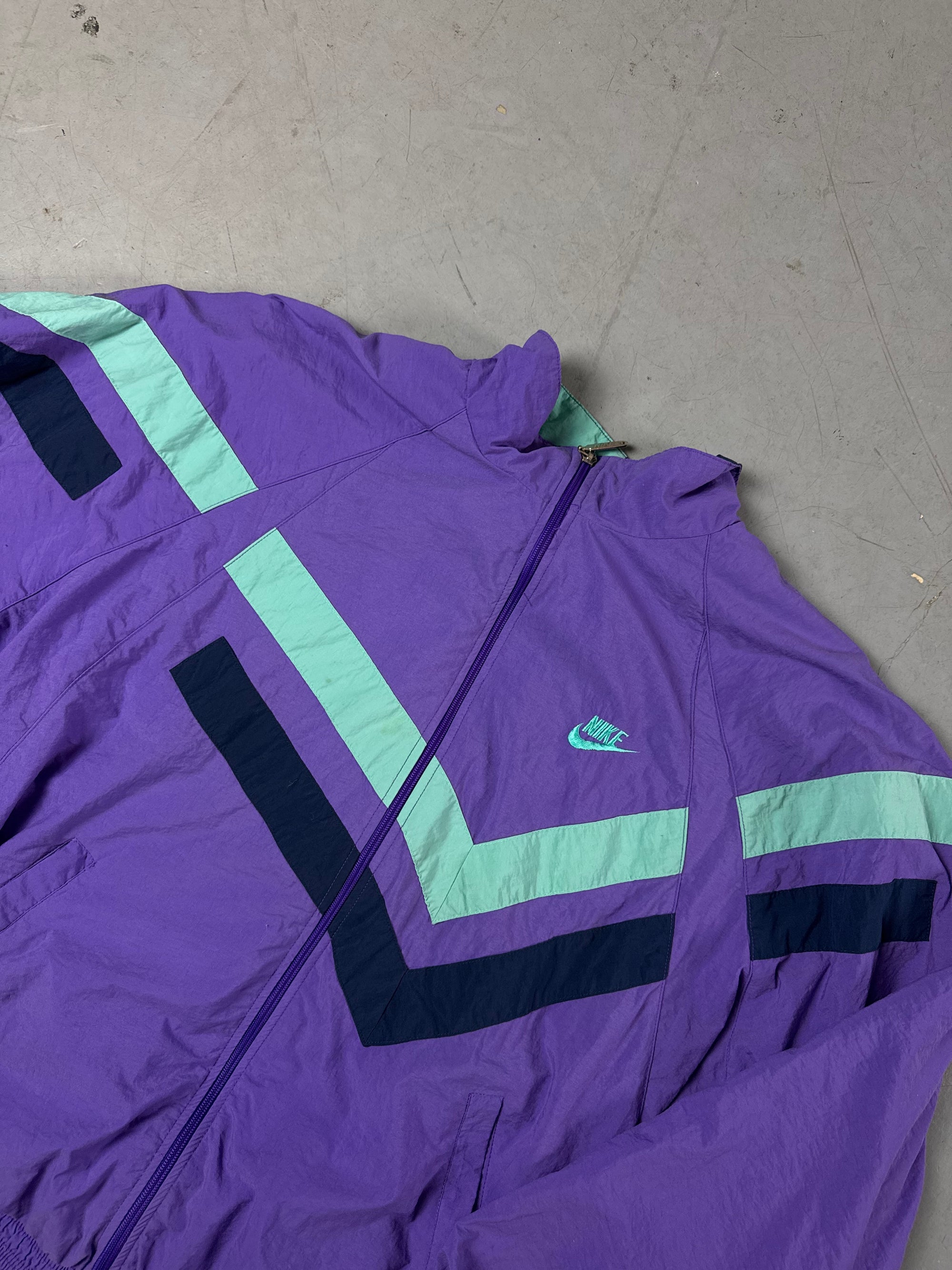 Detailliertes Produktbild von Vintage Nike Purple 80s Style Track Jacket M von vorne