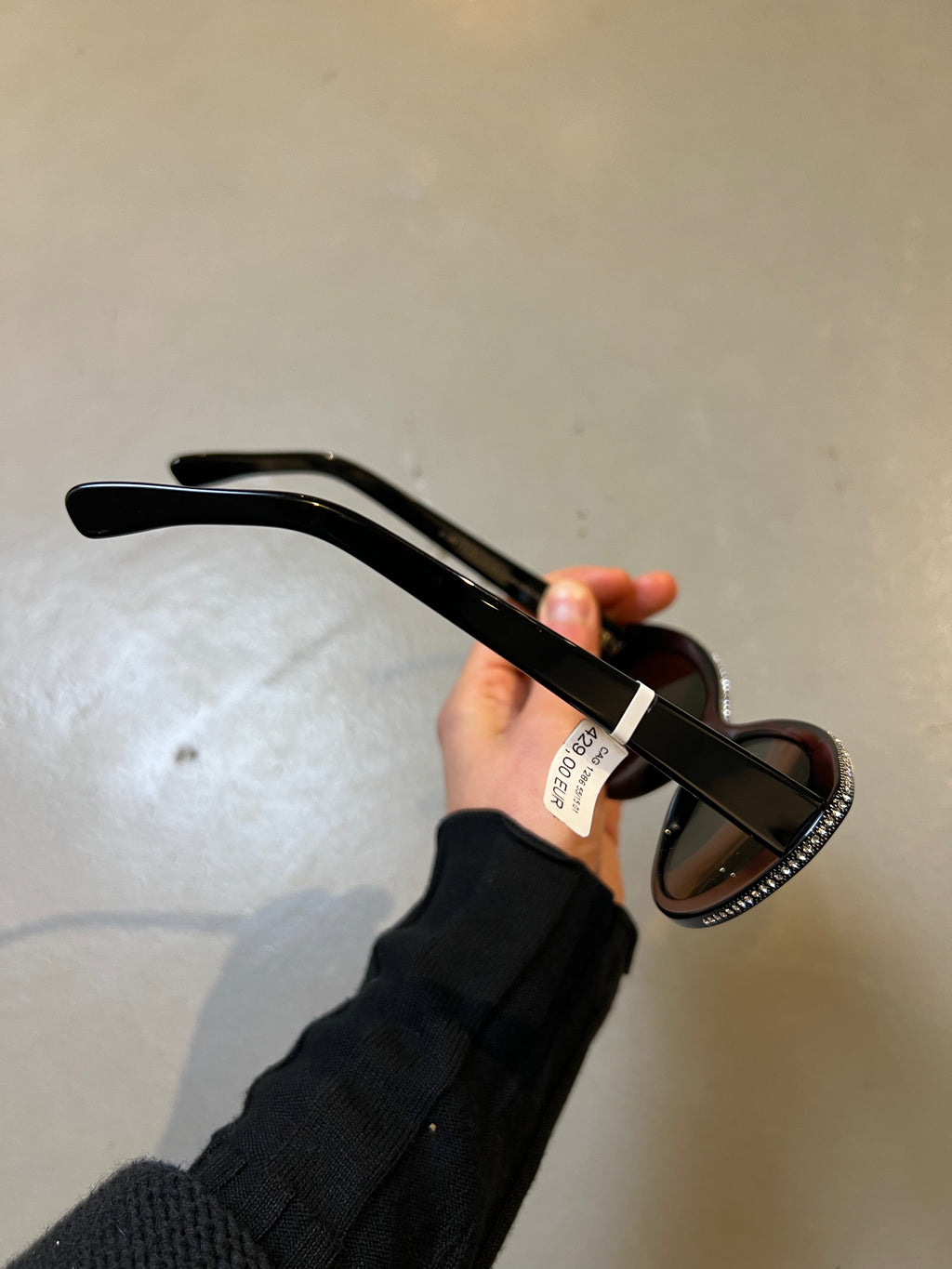 Produktbild der Cutler and Gross Sunglasses Black Glitter von der Seite vor grauem Hintergrund.