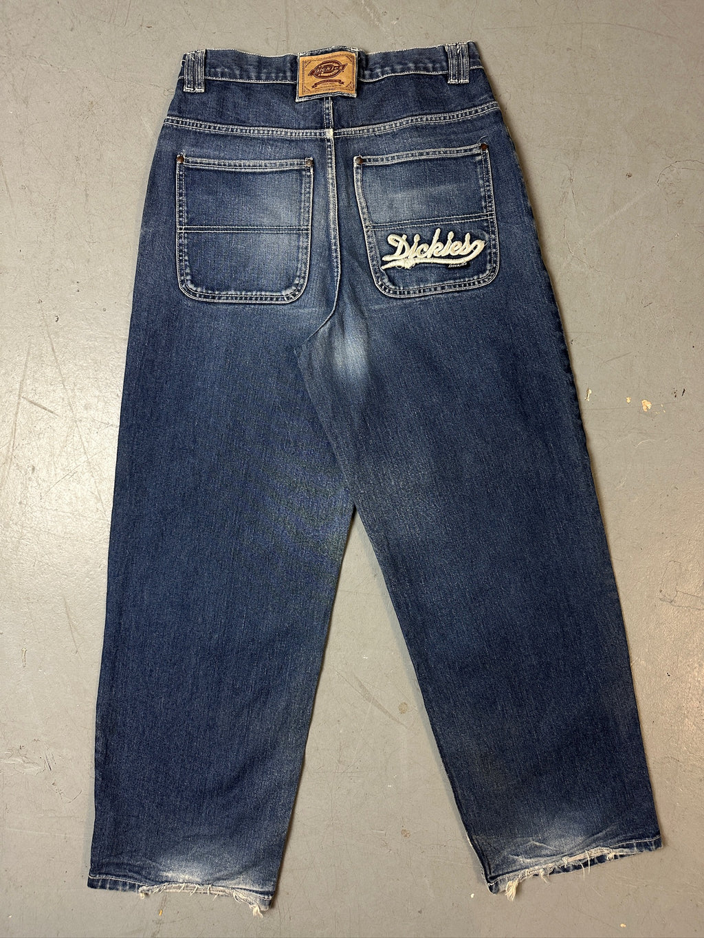 Eine blaue baggy Jeans von dickies mit Logo stitching auf der back pocket 