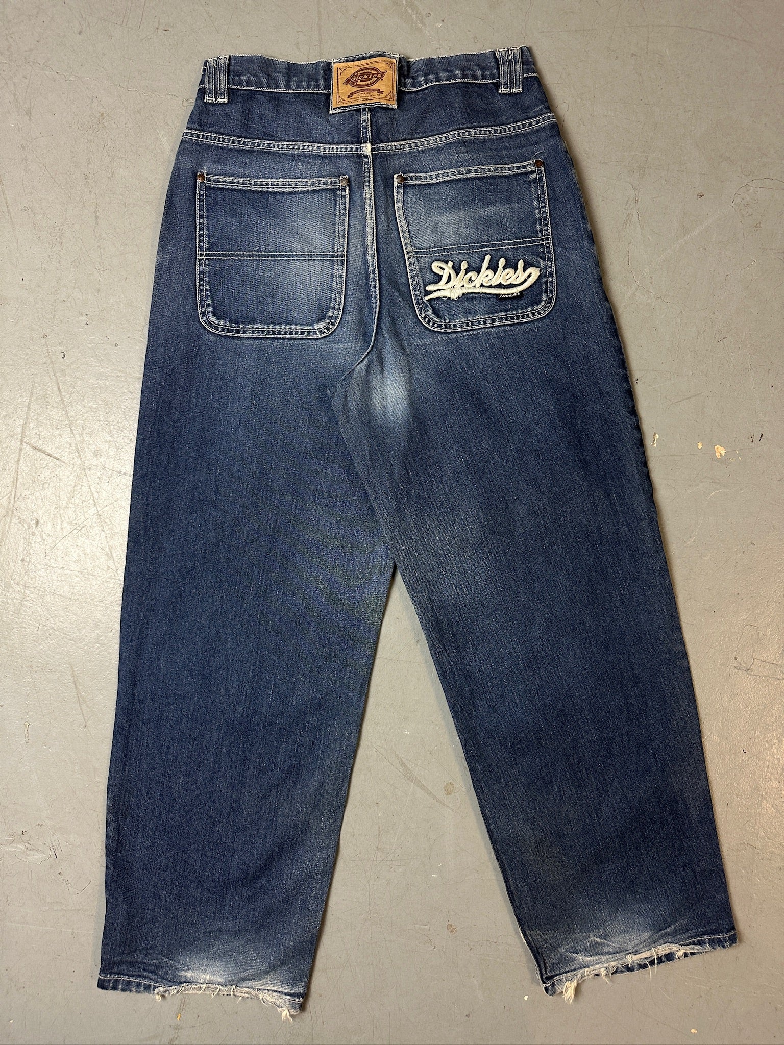 Eine blaue baggy Jeans von dickies mit Logo stitching auf der back pocket 