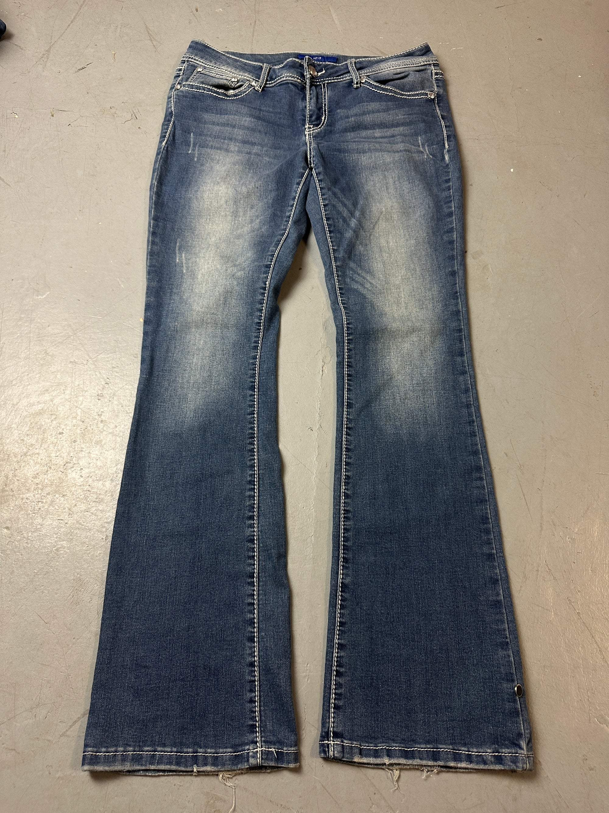 Produktbild von Vintage Stoned and Stitched Backpocket Denim von vorne