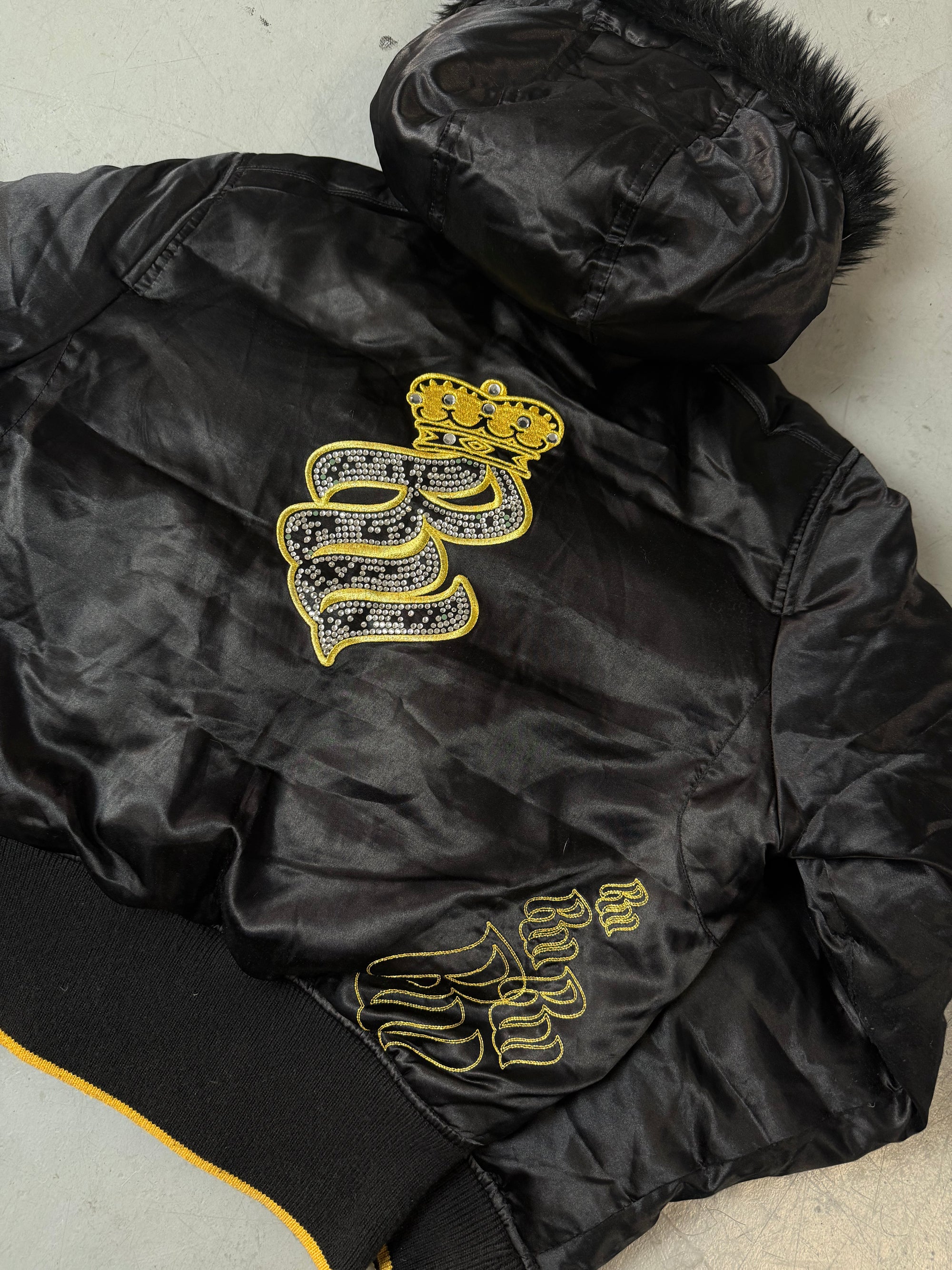 Eine schwarz golde Winterjacke von Rocawear mit Gold Details und fur hood 