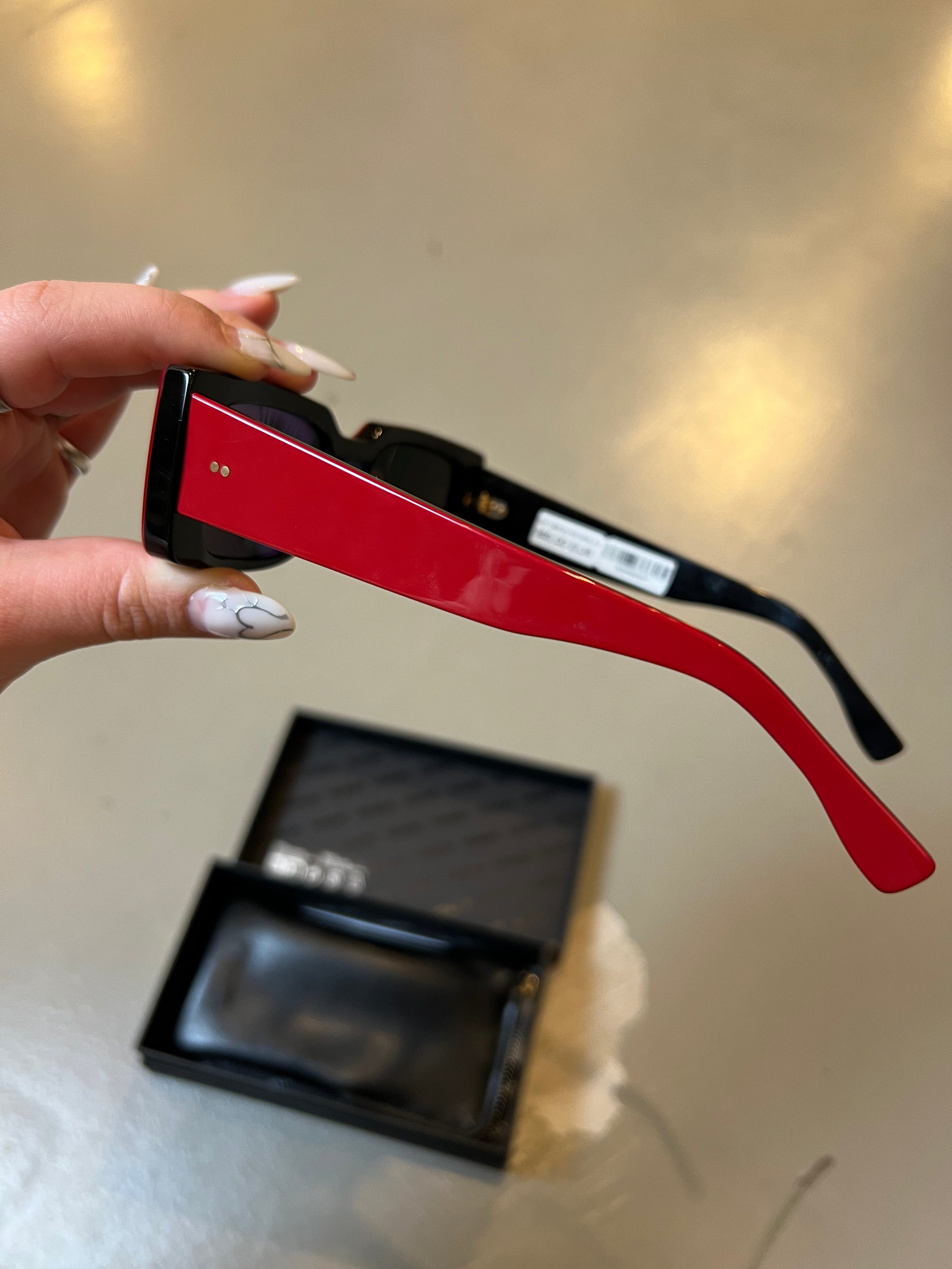 Produktbild der Vintage Red Cutler Sonnenbrille mit großen Gläsern der Bügel von der Seite.